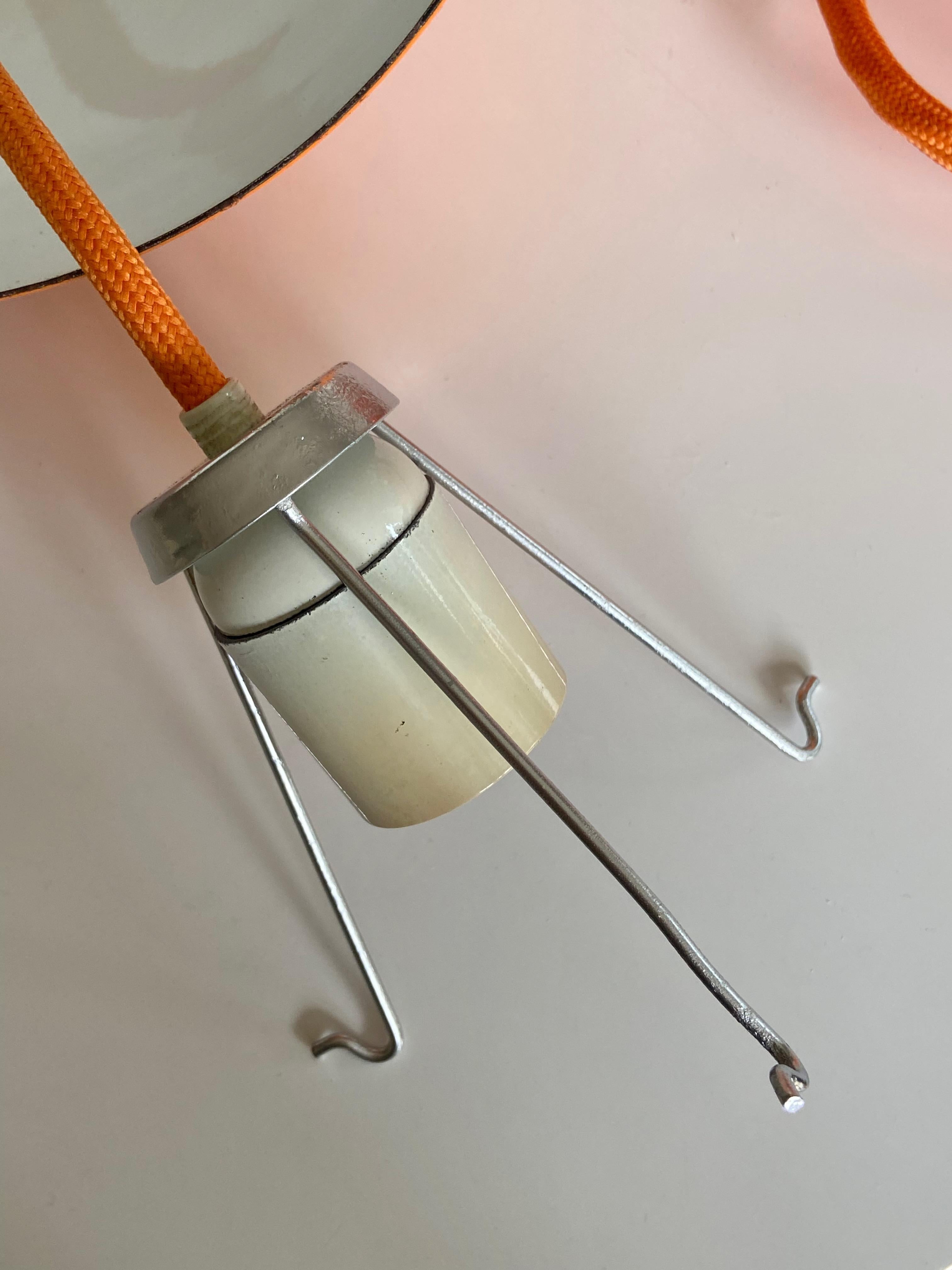 Scandinave moderne Lampe à suspension vintage en forme de pot de fleurs en émail Verner Panton de Louis Poulsen, Danemark