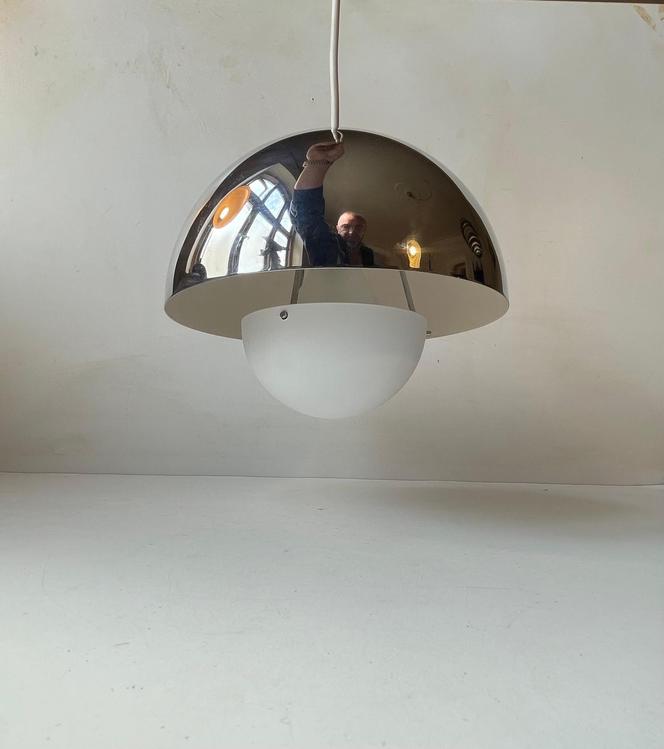 A rare dual colored flowerpot featuring mirror chrome finished top-shade and matte white bottom shade. The flower pot VP1 pendant light was designed by Verner Panton in 1967. This one being an early example from the 1970s was manufactured by Louis