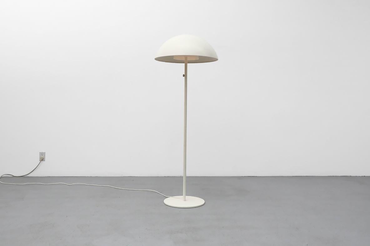 Lampada da terra vintage in metallo smaltato bianco con grande paralume a mezza cupola e diffusore in acrilico. La lampada è dotata anche di una grande manopola cromata arrotondata. Un design bello, semplice e classico. In condizioni originali, con