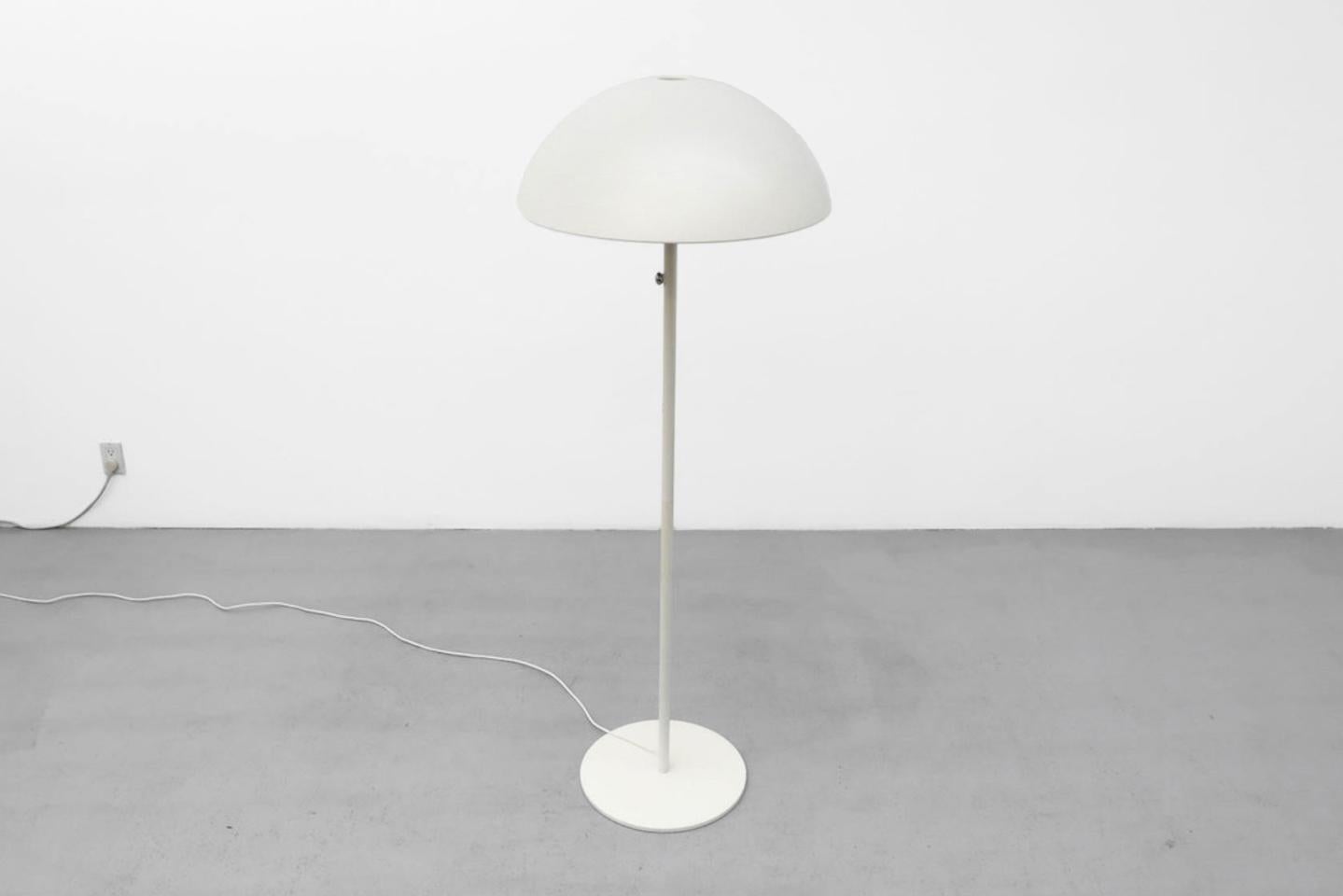 Smaltato Lampada da terra vintage con paralume a mezza cupola ispirata a Verner Panton per l'era dello spazio in vendita