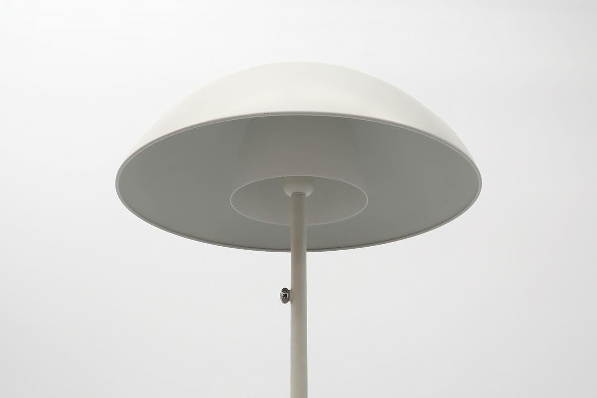 XX secolo Lampada da terra vintage con paralume a mezza cupola ispirata a Verner Panton per l'era dello spazio in vendita