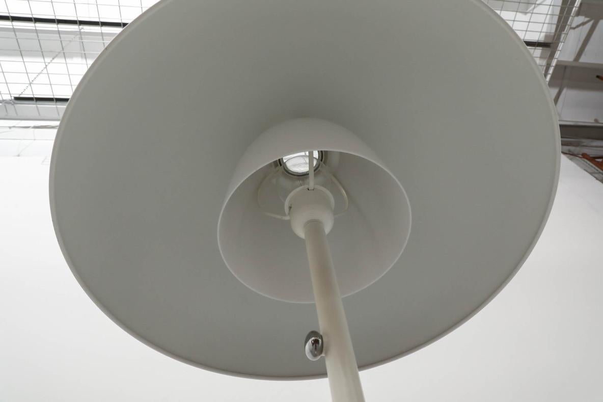 Metallo Lampada da terra vintage con paralume a mezza cupola ispirata a Verner Panton per l'era dello spazio in vendita