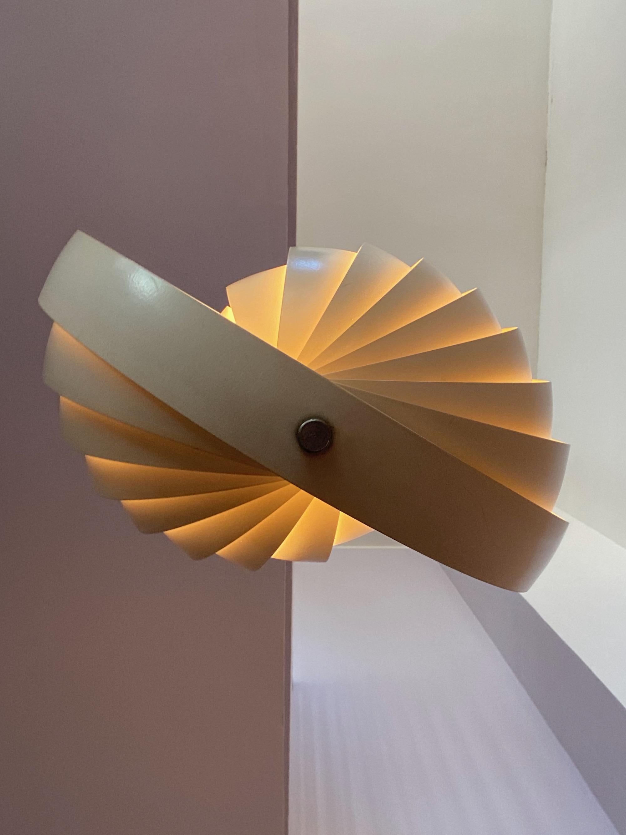 Nice moon lamp / pendant lamp design by Verner Panton in 1960 produced by Louis Poulsen, Made in Denmark. Early Version, off white painted with 1x E26/27 Edison screw socket in good original condition. No parts missing, ready to use with 110 and 250