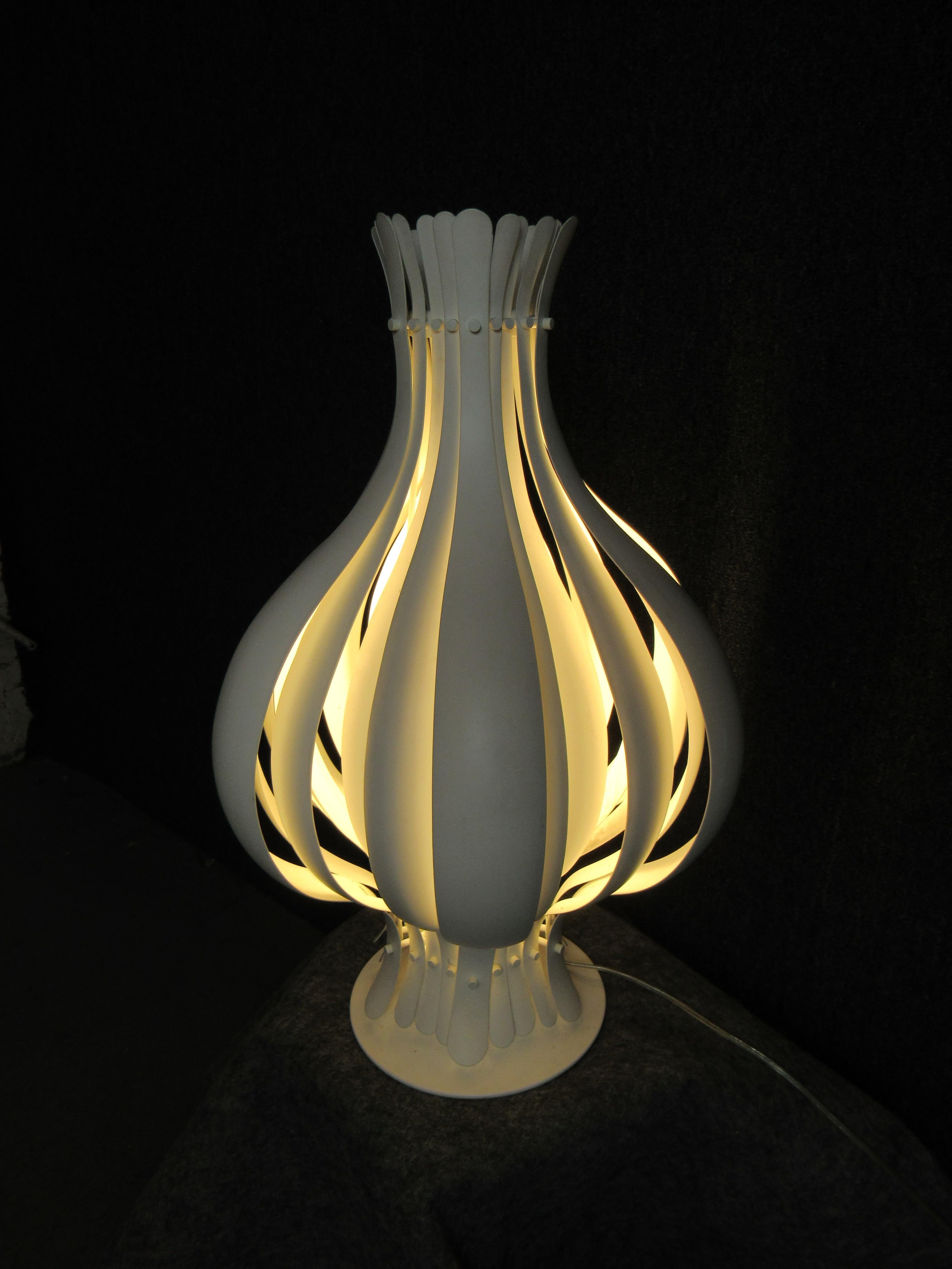 Vintage Verner Panton White Onion Table Lamp In Good Condition For Sale In Brooklyn, NY