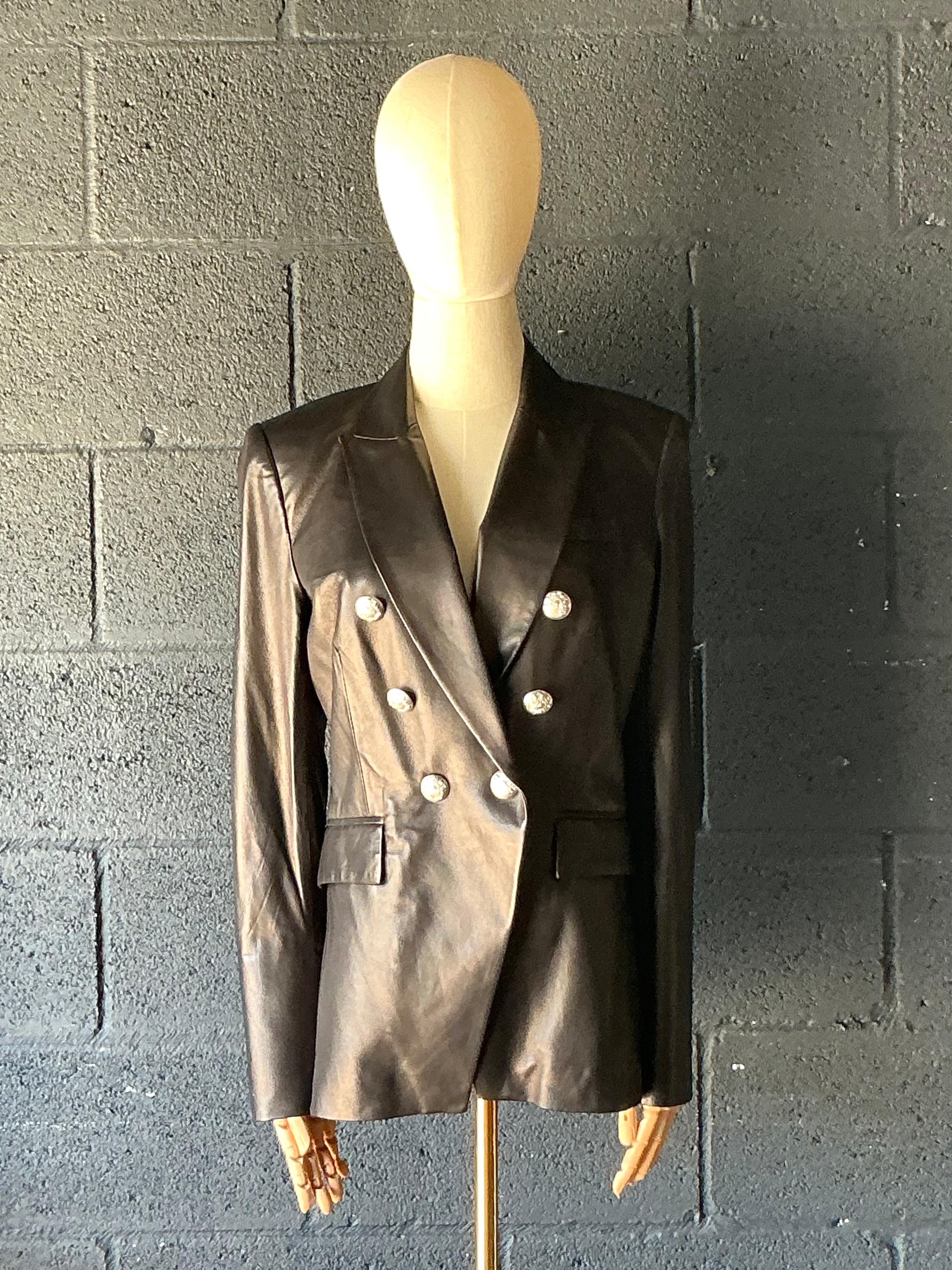 Esta Chaqueta de Piel Negra Veronica Beard Vintage es una prenda de abrigo atemporal y lujosa que combina sofisticación y vanguardia. Conocida por su sastrería impecable y su estética moderna, los diseños de Veronica Beard suelen presentar siluetas