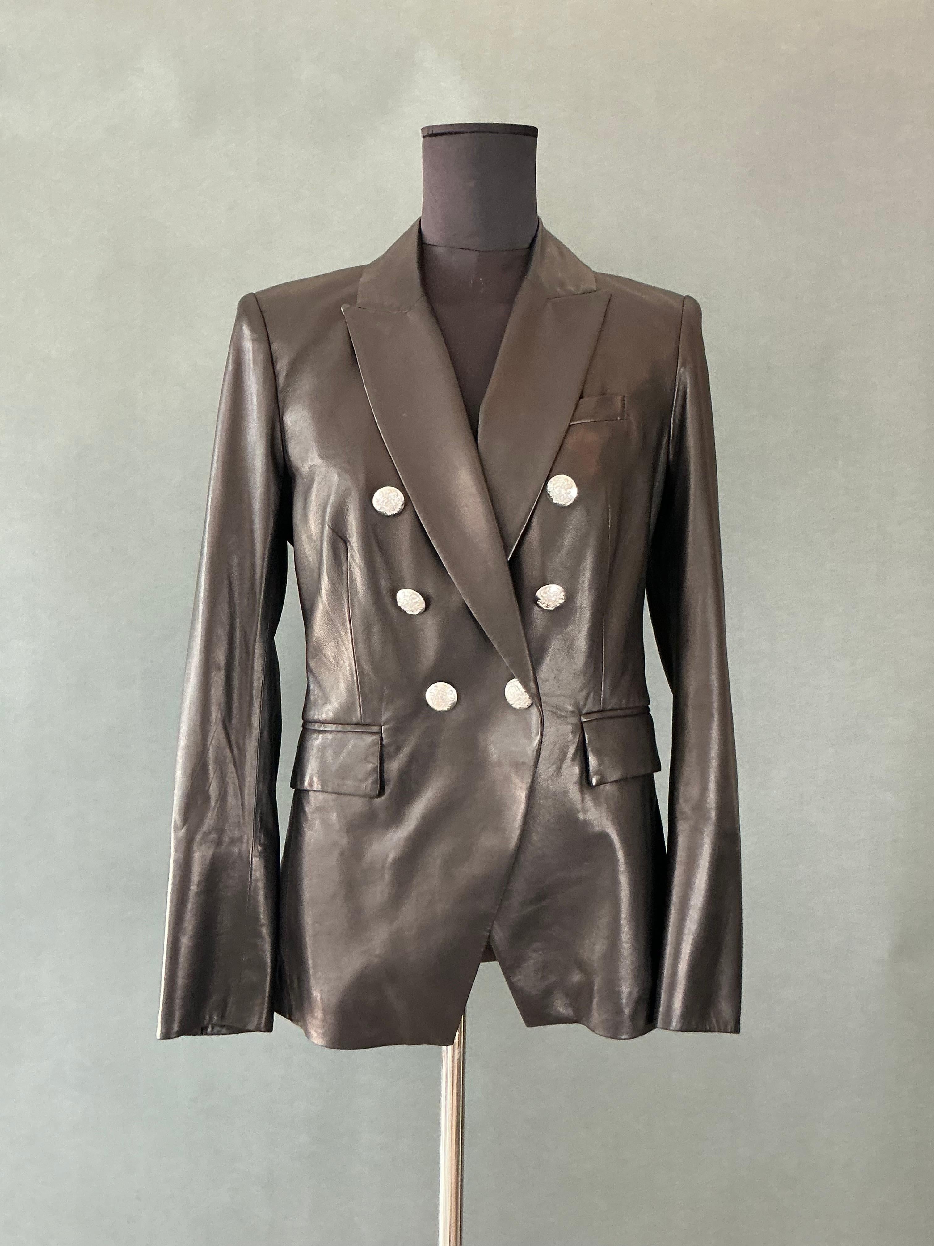 This Vintage Veronica Beard Black Leather Jacket is a timeless, luxurious piece of outerwear that combines both sophistication and edge. Known for its impeccable tailoring and modern aesthetic, Veronica Beard’s designs often feature classic
