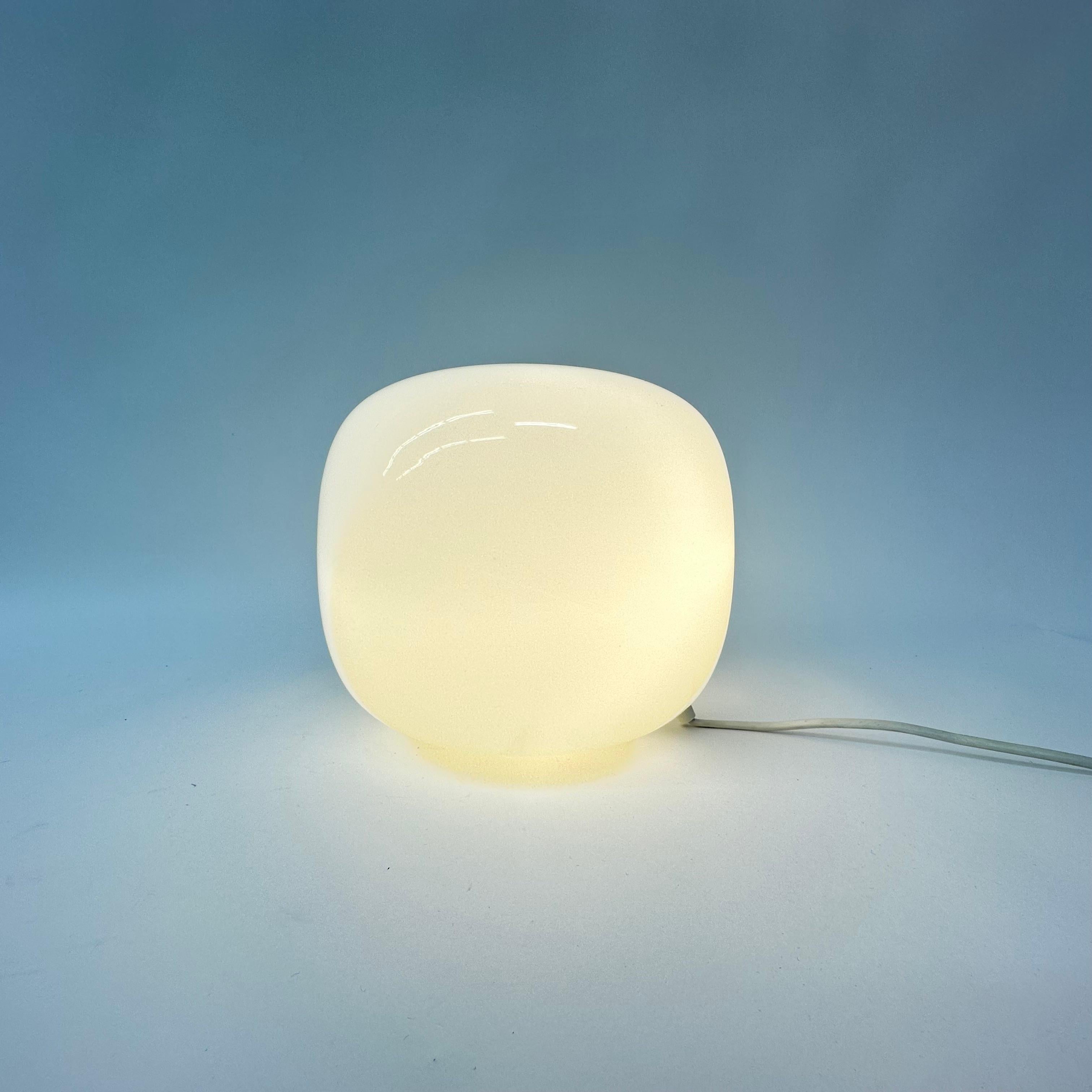 Vintage Verrerie De Vianne White Milk Glass Table Lamp France, 1980s In Good Condition In Delft, NL