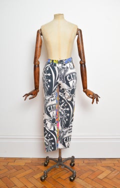 Vaqueros VERSACE vintage de los años 90, de denim elástico, de cintura alta y con estampado colorido de Nueva York, talla XS