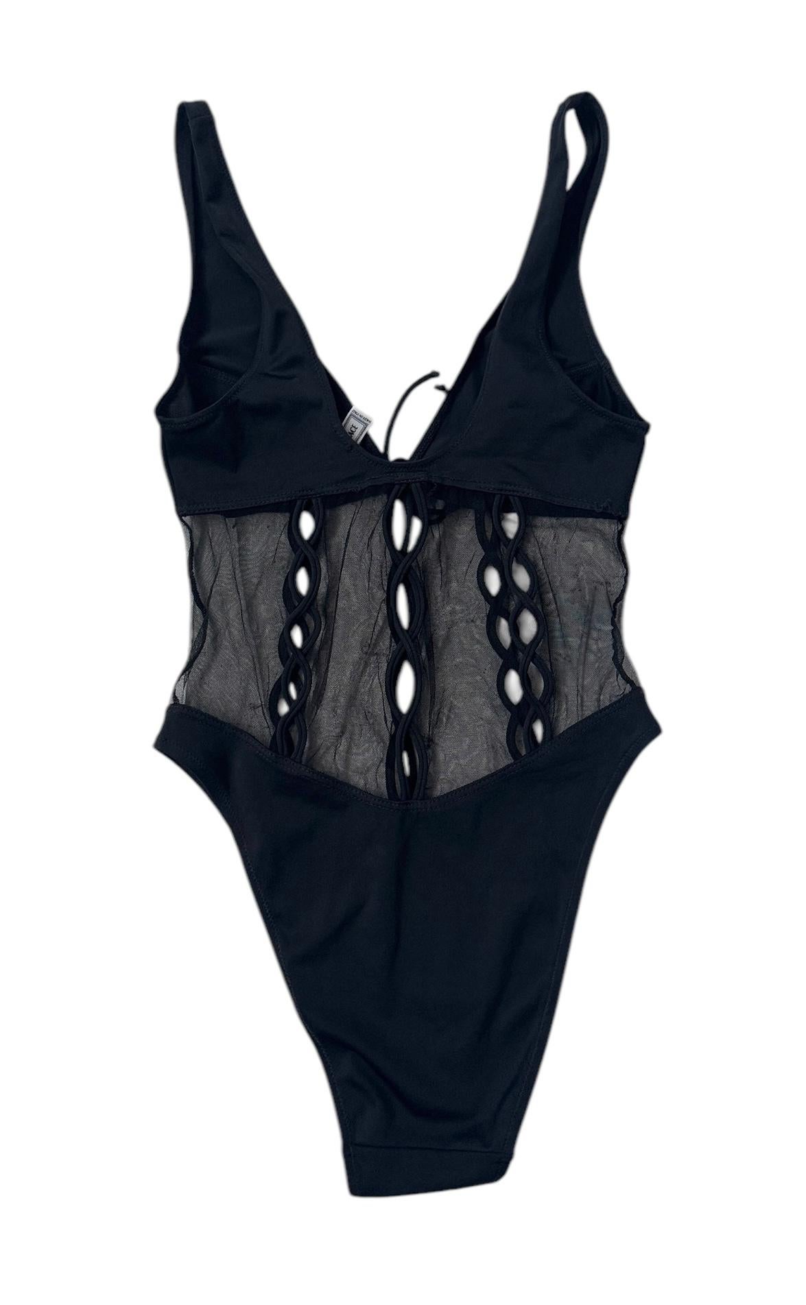 Vintage Versace Schwarzer einteiliger Badeanzug mit Ausschnitt im Angebot 1