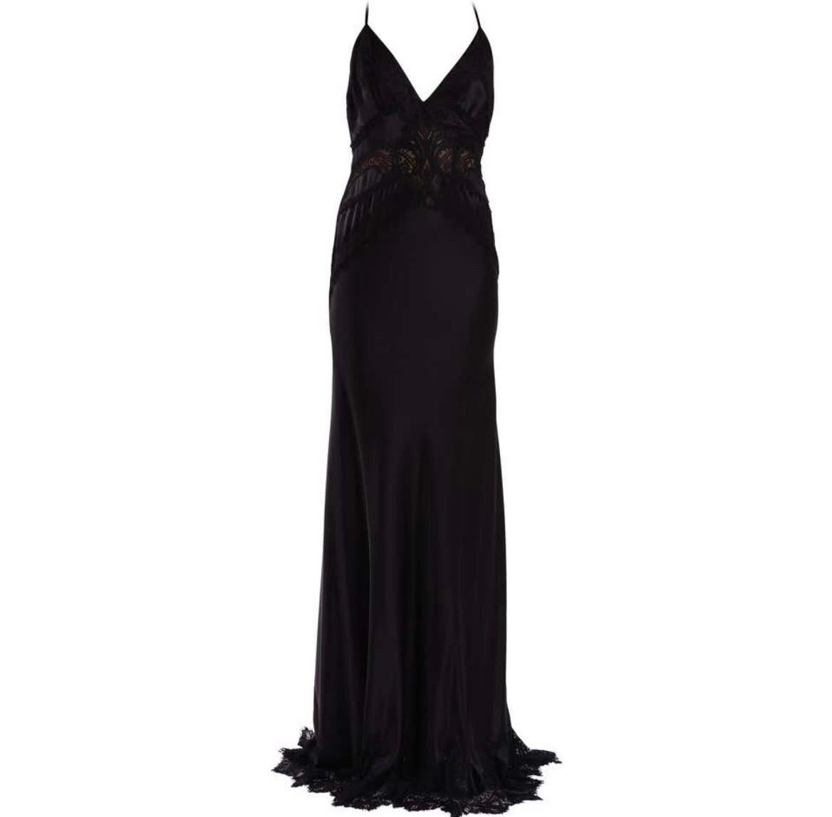 Versace Vintage Sexy Vestido Largo de Seda Negra y Encaje.
Principios del 2000
Contenido: 99% seda, 1% poliamida
Italiano  Talla 40 - US 4 
Medidas aprox.; Busto - 34 pulgadas, Cintura  - hasta 29