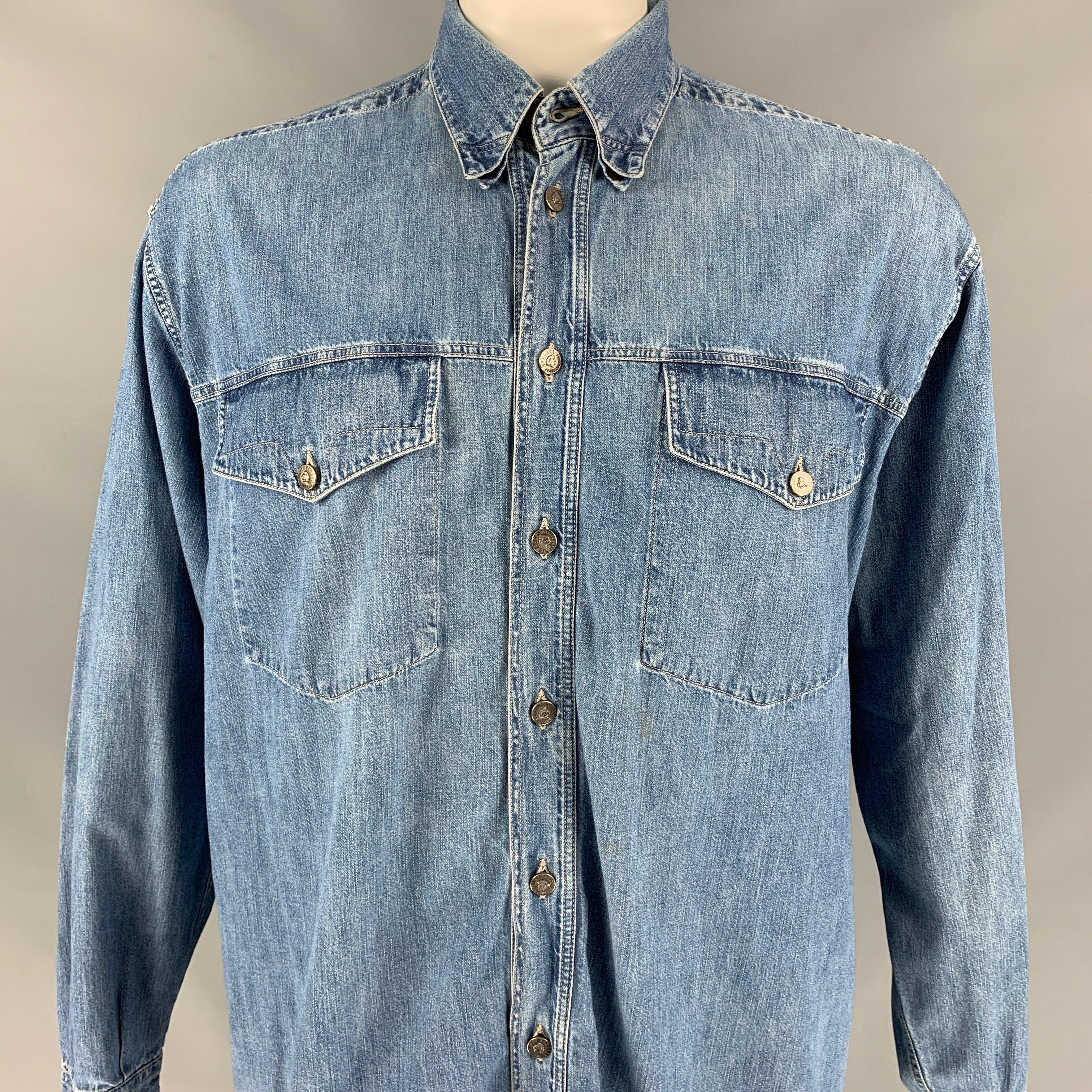 VERSACE JEANS COUTURE Taille XL Chemise à manches longues en jean bleu avec poches patch Pour hommes en vente