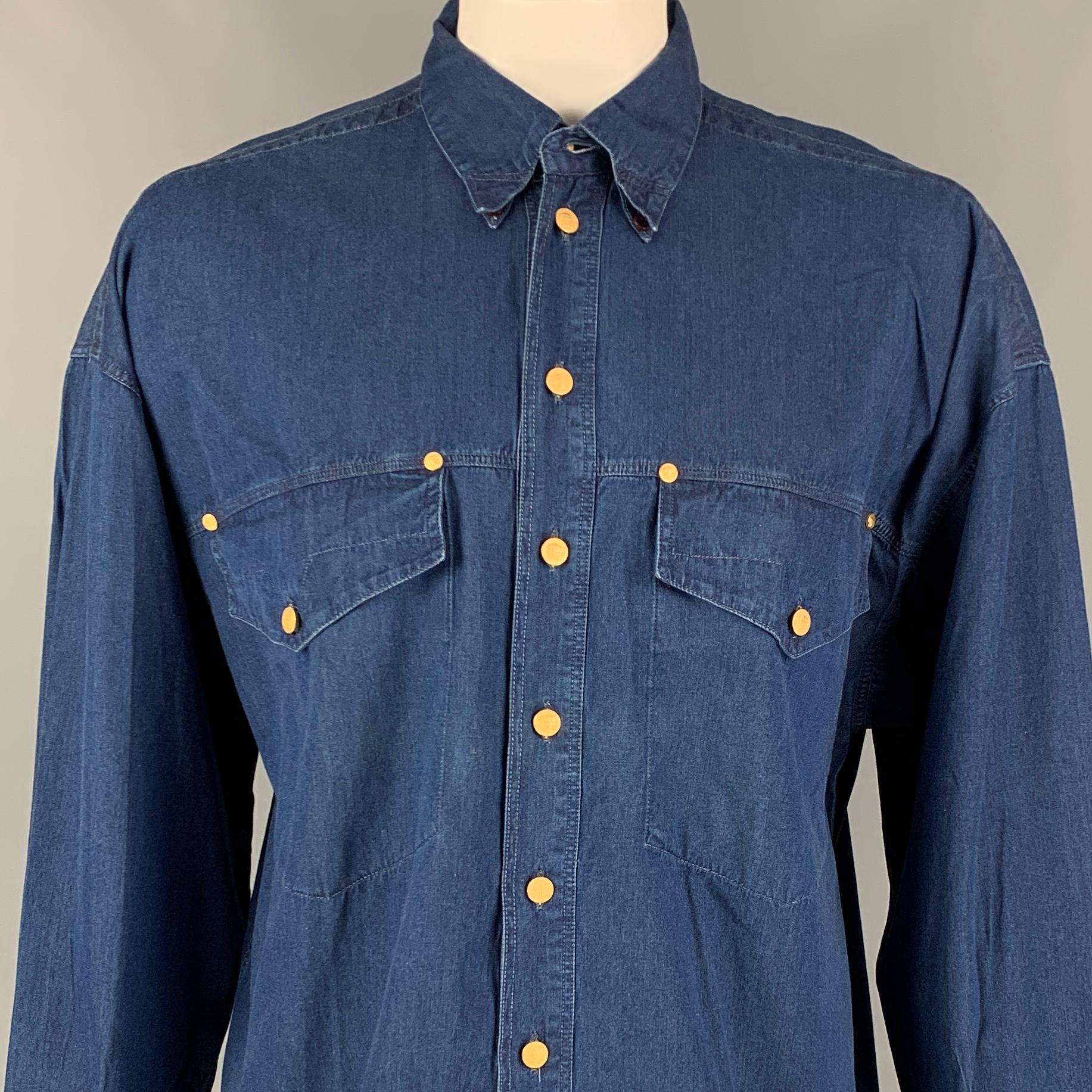 Vintage VERSACE JEANS COUTURE long sleeve shirt comes in a indigo cotton featuring a oversized fit, front pockets, pointed collar, gold tone medusa buttons, and a buttoned closure. Made in Italy. 

Very Good Pre-Owned Condition.
Marked: XL
Original 
