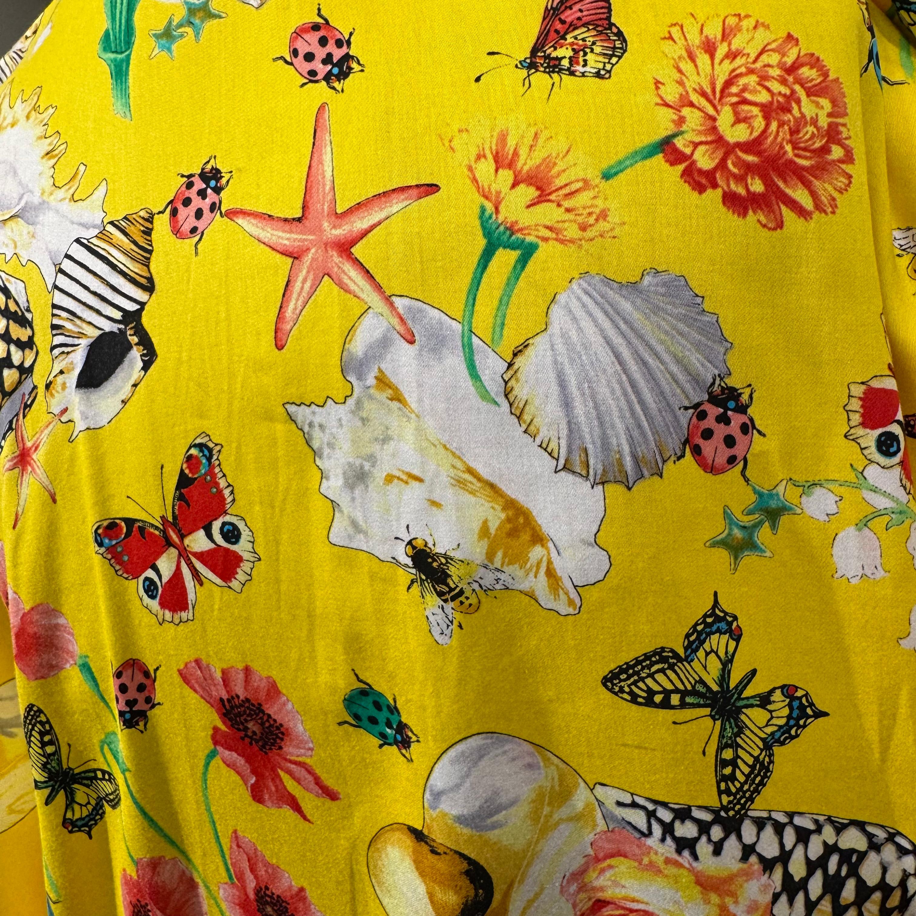Vintage Versace Mare Yellow Insect Seashell Printed Short Sleeve Buttoned Shirt In Good Condition For Sale In Jakarta, Daerah Khusus Ibukota Jakarta