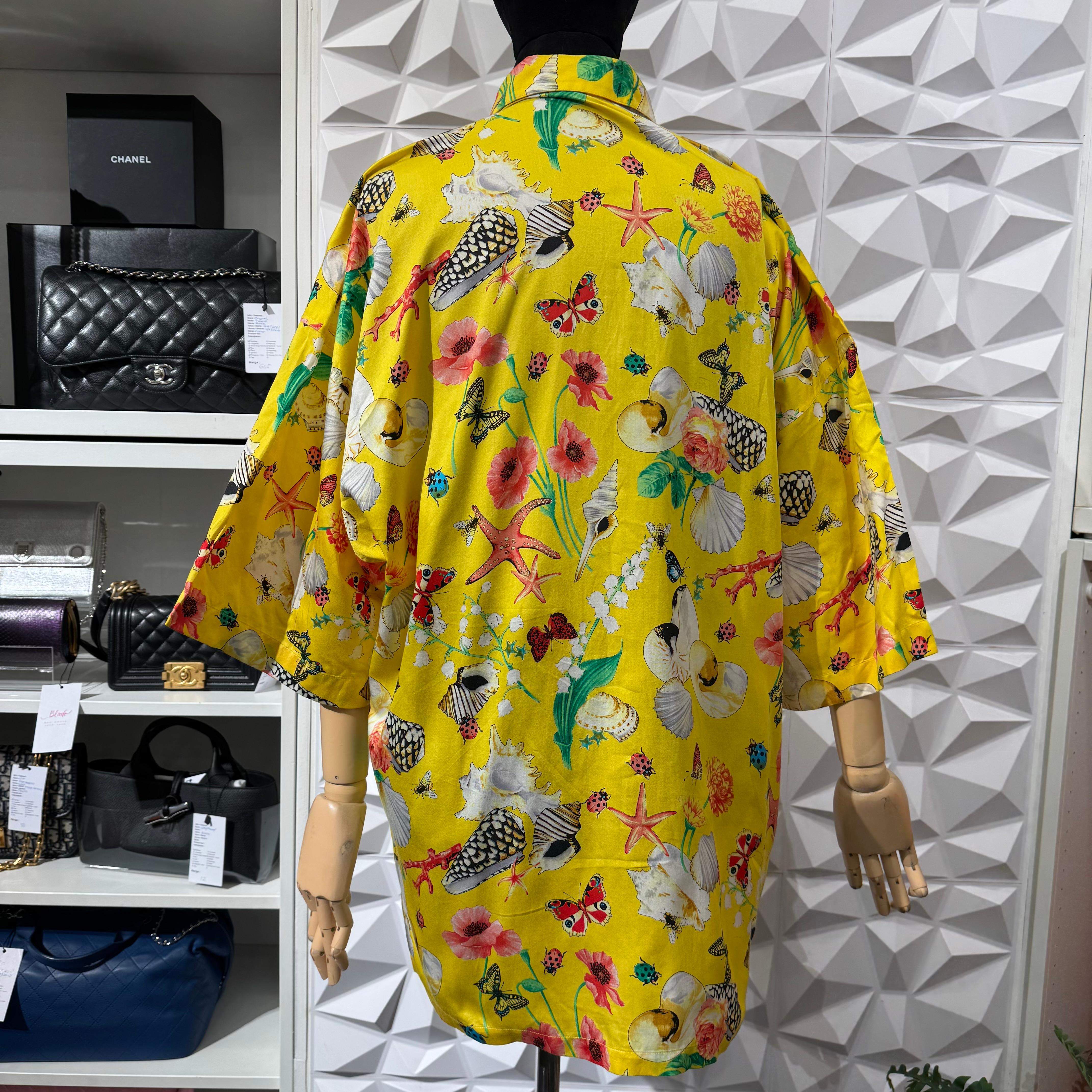 Vintage Versace Mare Yellow Insect Seashell Printed Short Sleeve Buttoned Shirt For Sale 2