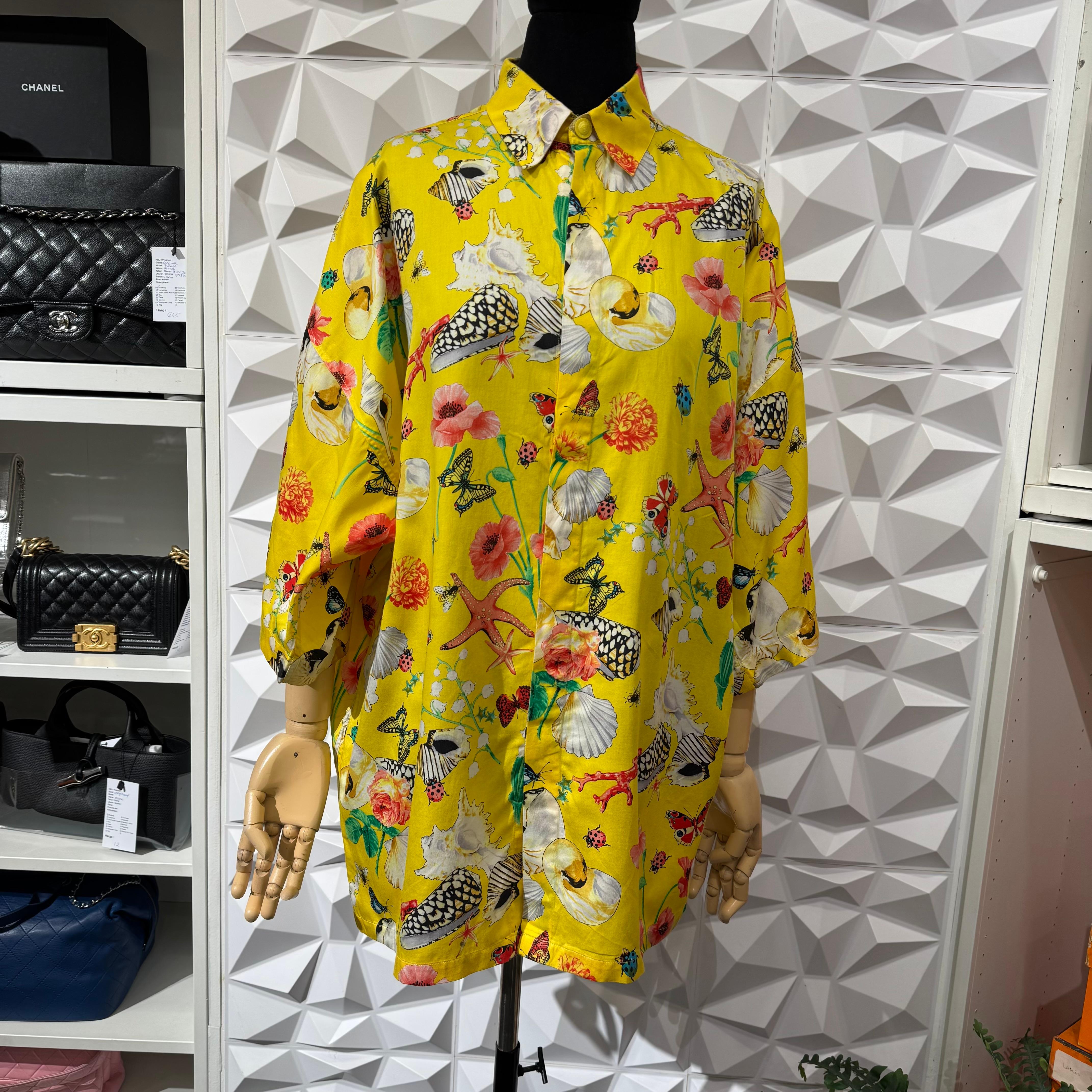 Vintage Versace Mare Yellow Insect Seashell Printed Short Sleeve Buttoned Shirt For Sale 4