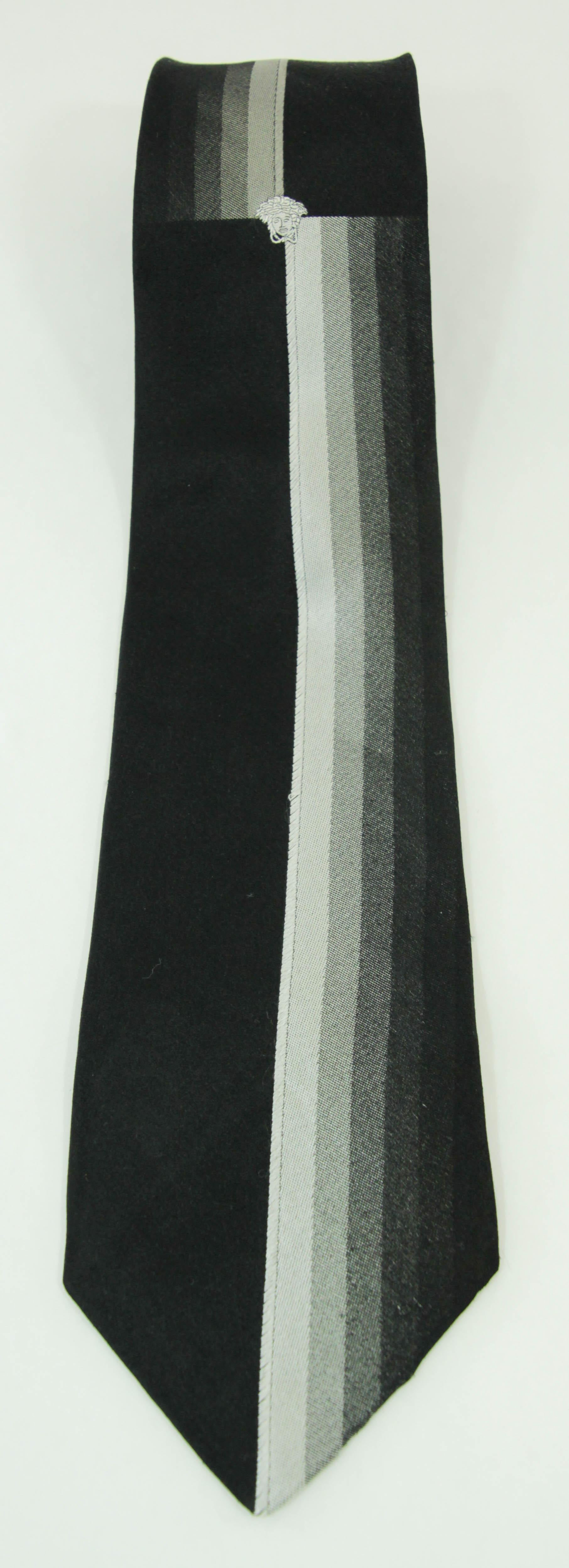 Vintage VERSACE Medusa Seidenkrawatte mit Neckholder in Schwarz und Silber in Schwarz und Silber, Italien 1980 im Angebot 6