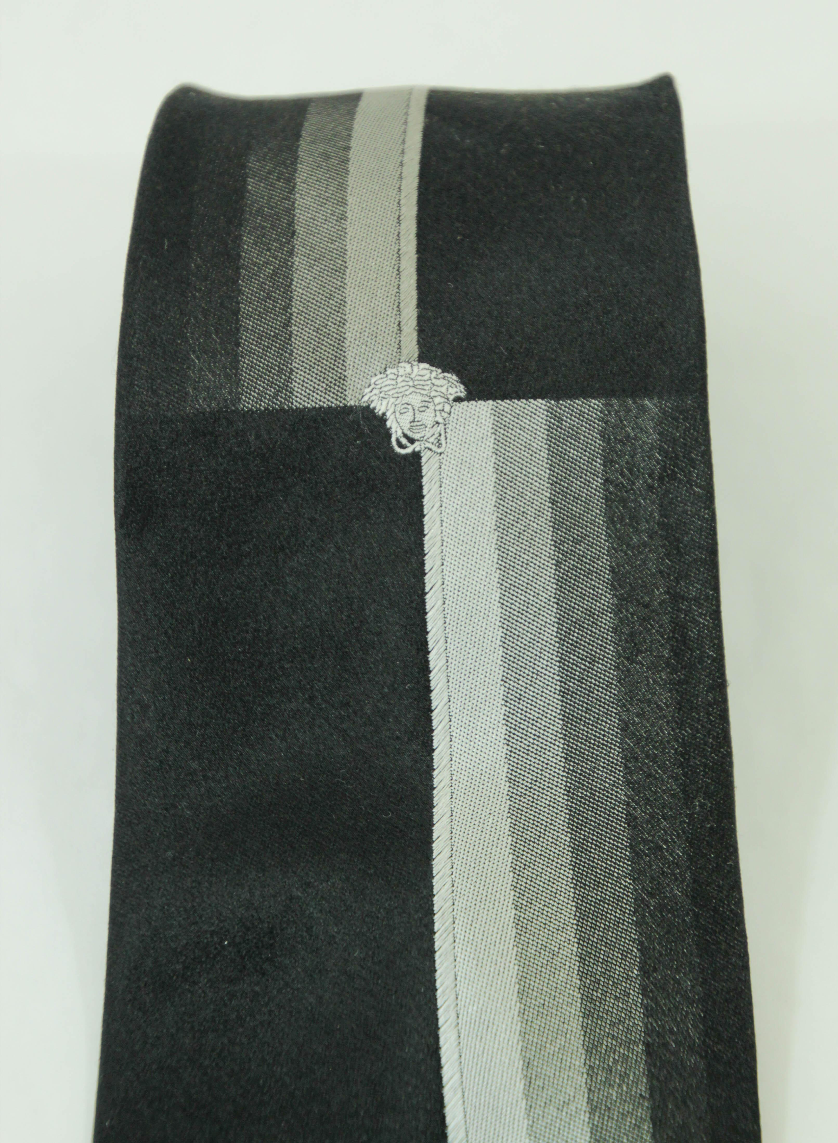 Vintage VERSACE Medusa Seidenkrawatte mit Neckholder in Schwarz und Silber in Schwarz und Silber, Italien 1980 im Angebot 7