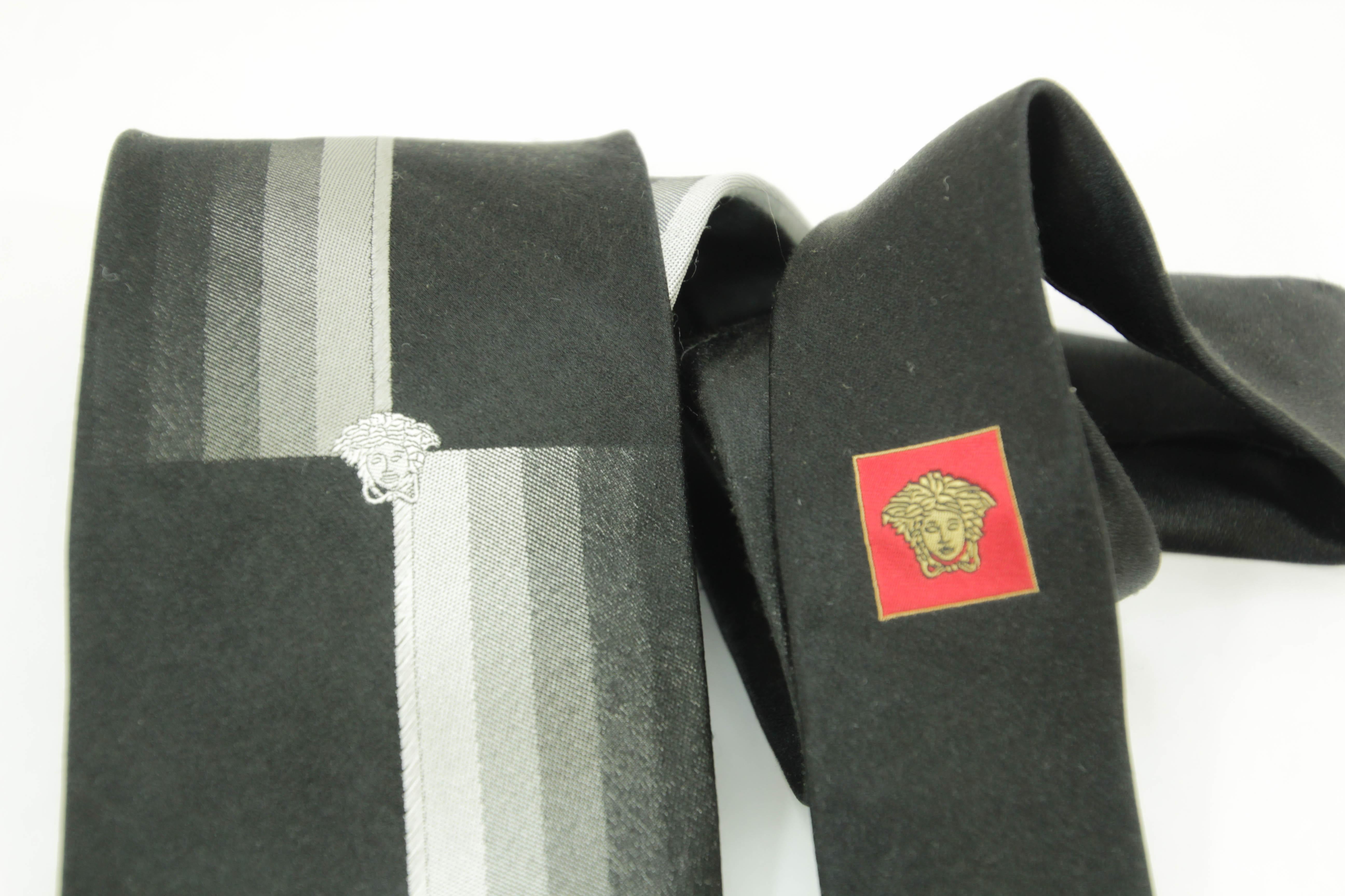 Vintage VERSACE Medusa Seidenkrawatte in Schwarz und Silber Farben Italien.
Seidenkrawatte in Schwarz und Grausilber mit weißem und rotem Medusakopf-Logo.
LÄNGE : 58 Zoll
BREITE : 3,75 Zoll,
Versace mit dem Medusen-Kopf in Weiß auf der Vorderseite