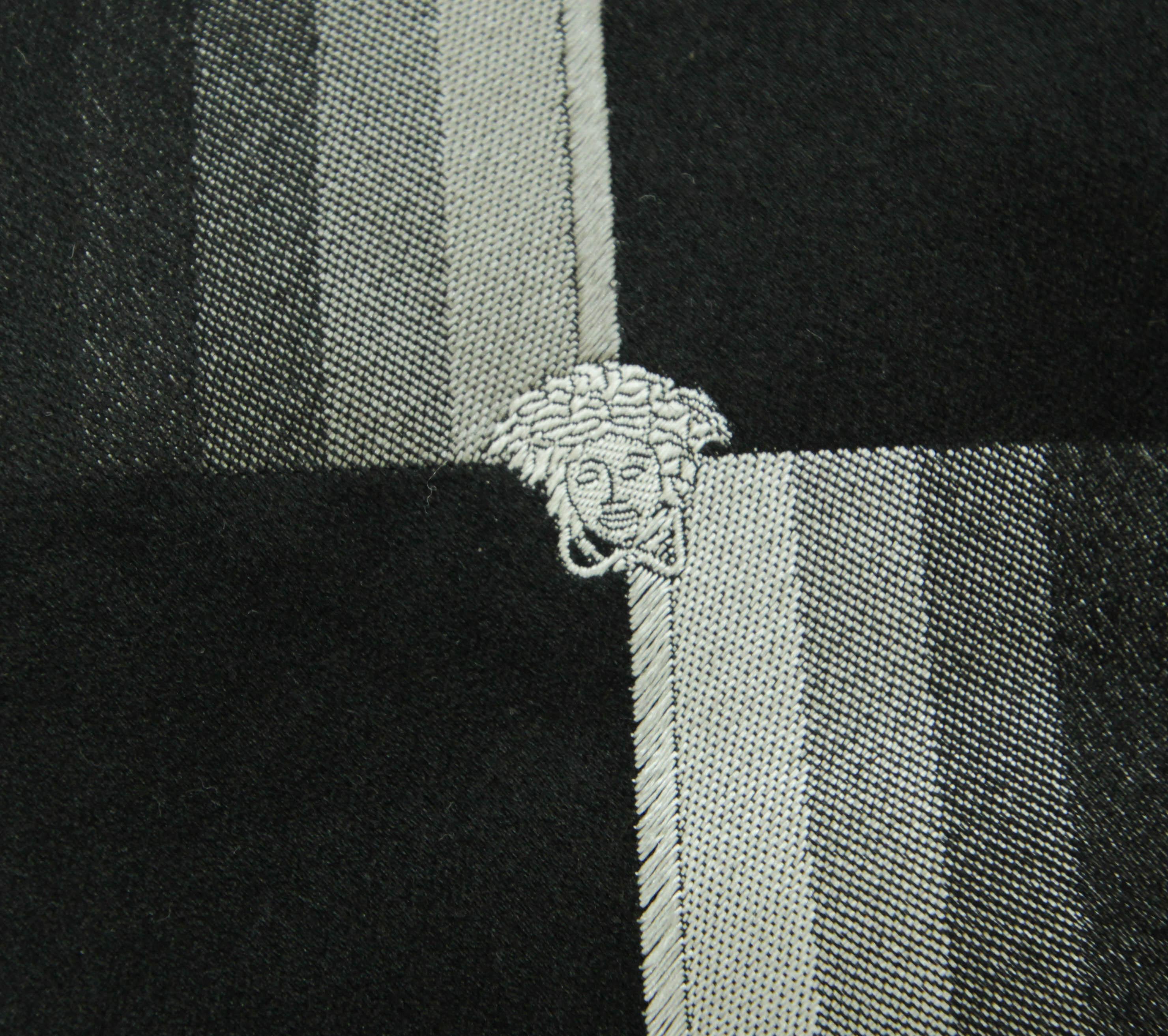 Vintage VERSACE Medusa Seidenkrawatte mit Neckholder in Schwarz und Silber in Schwarz und Silber, Italien 1980 im Zustand „Gut“ im Angebot in North Hollywood, CA