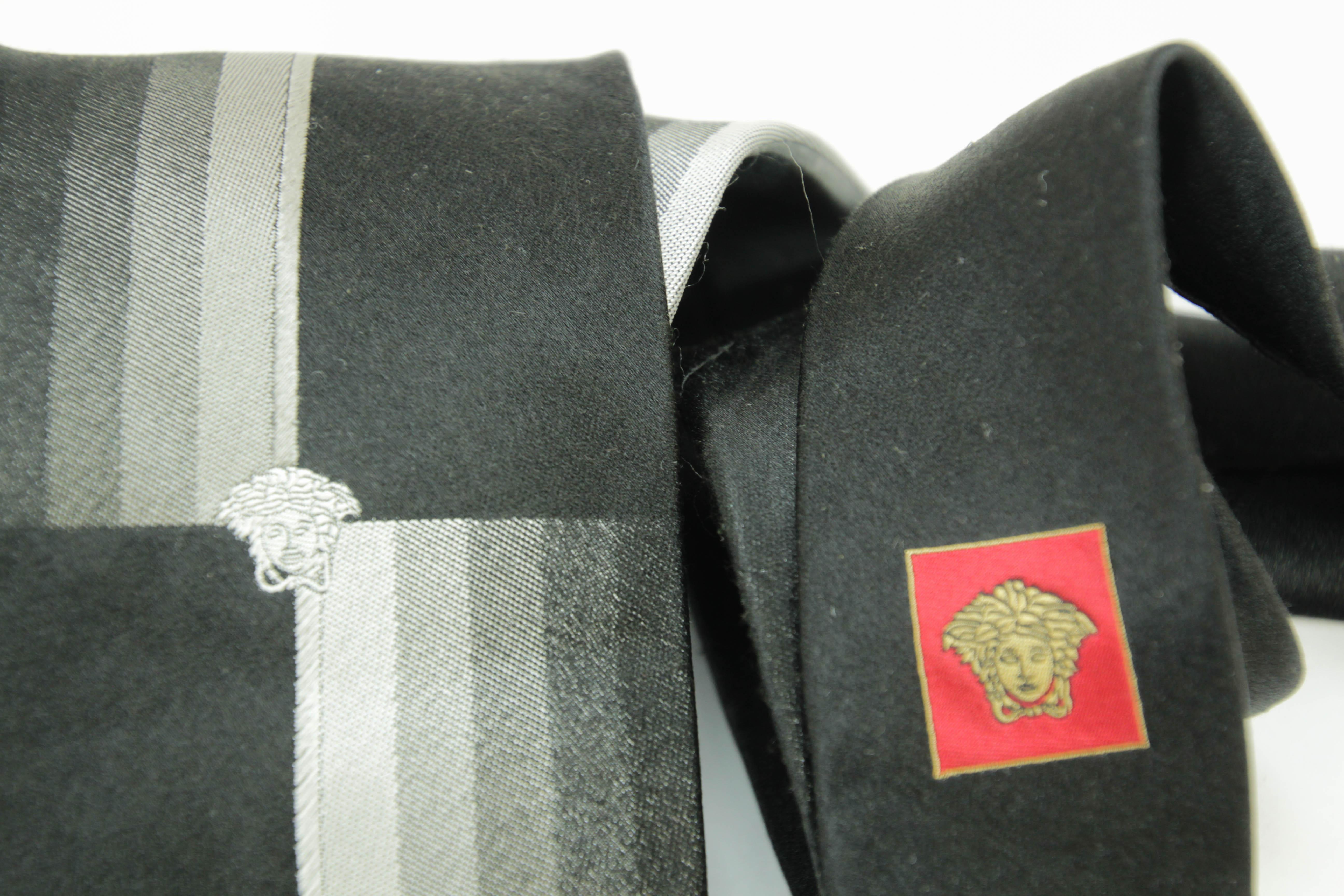 Vintage VERSACE Medusa Seidenkrawatte mit Neckholder in Schwarz und Silber in Schwarz und Silber, Italien 1980 für Damen oder Herren im Angebot