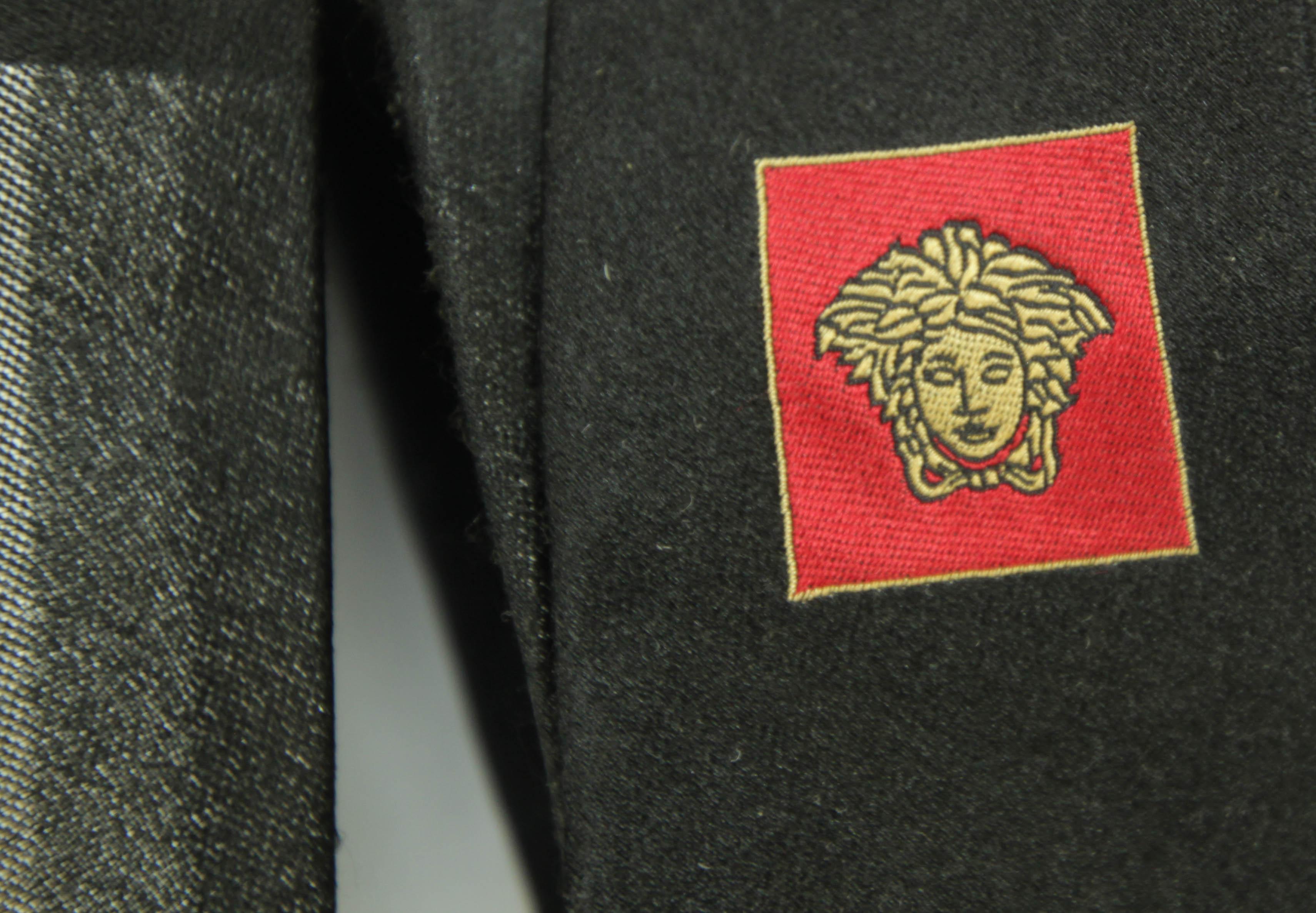 Vintage VERSACE Medusa Seidenkrawatte mit Neckholder in Schwarz und Silber in Schwarz und Silber, Italien 1980 im Angebot 1