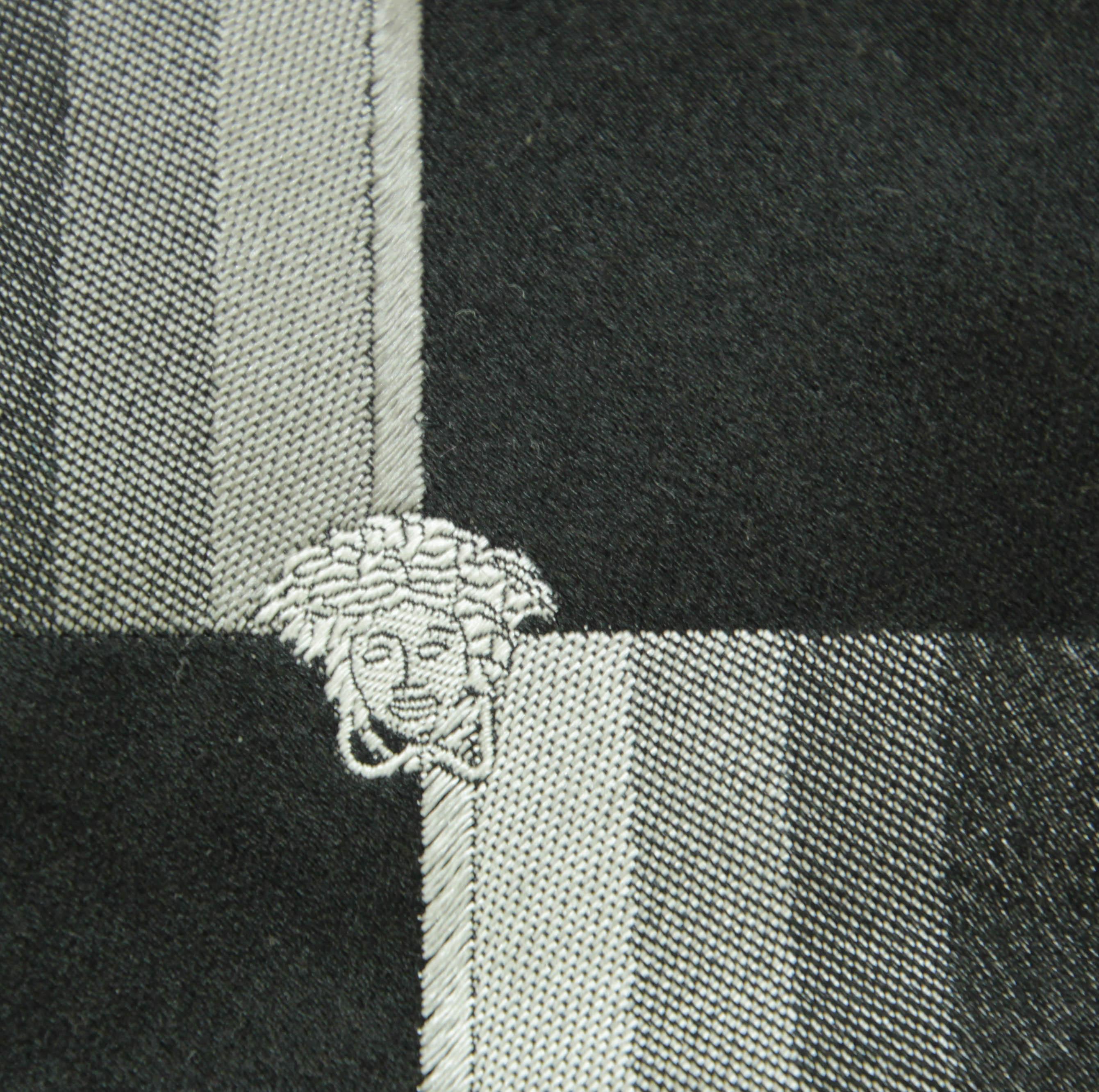 Vintage VERSACE Medusa Seidenkrawatte mit Neckholder in Schwarz und Silber in Schwarz und Silber, Italien 1980 im Angebot 2