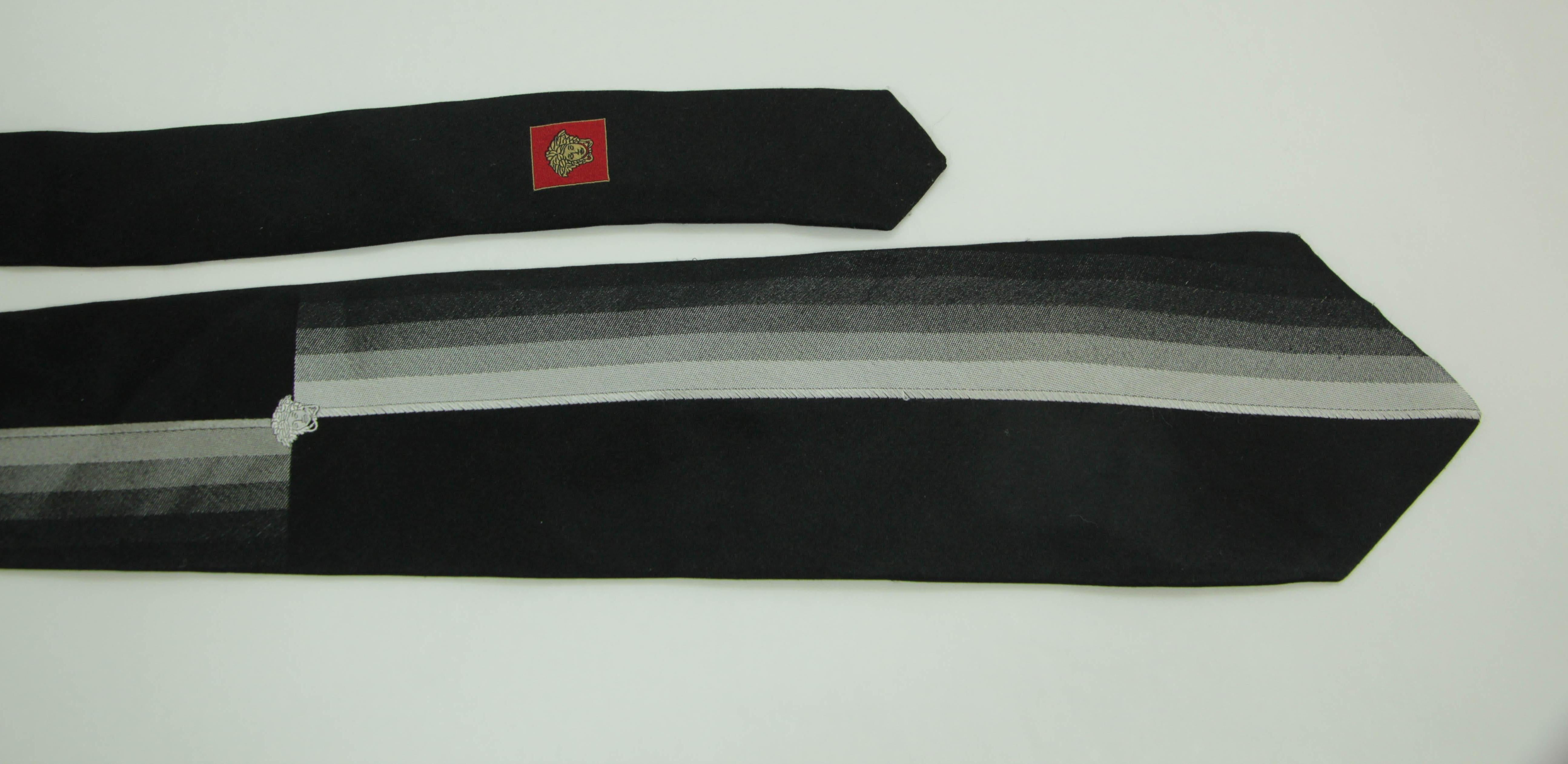 Vintage VERSACE Medusa Seidenkrawatte mit Neckholder in Schwarz und Silber in Schwarz und Silber, Italien 1980 im Angebot 3