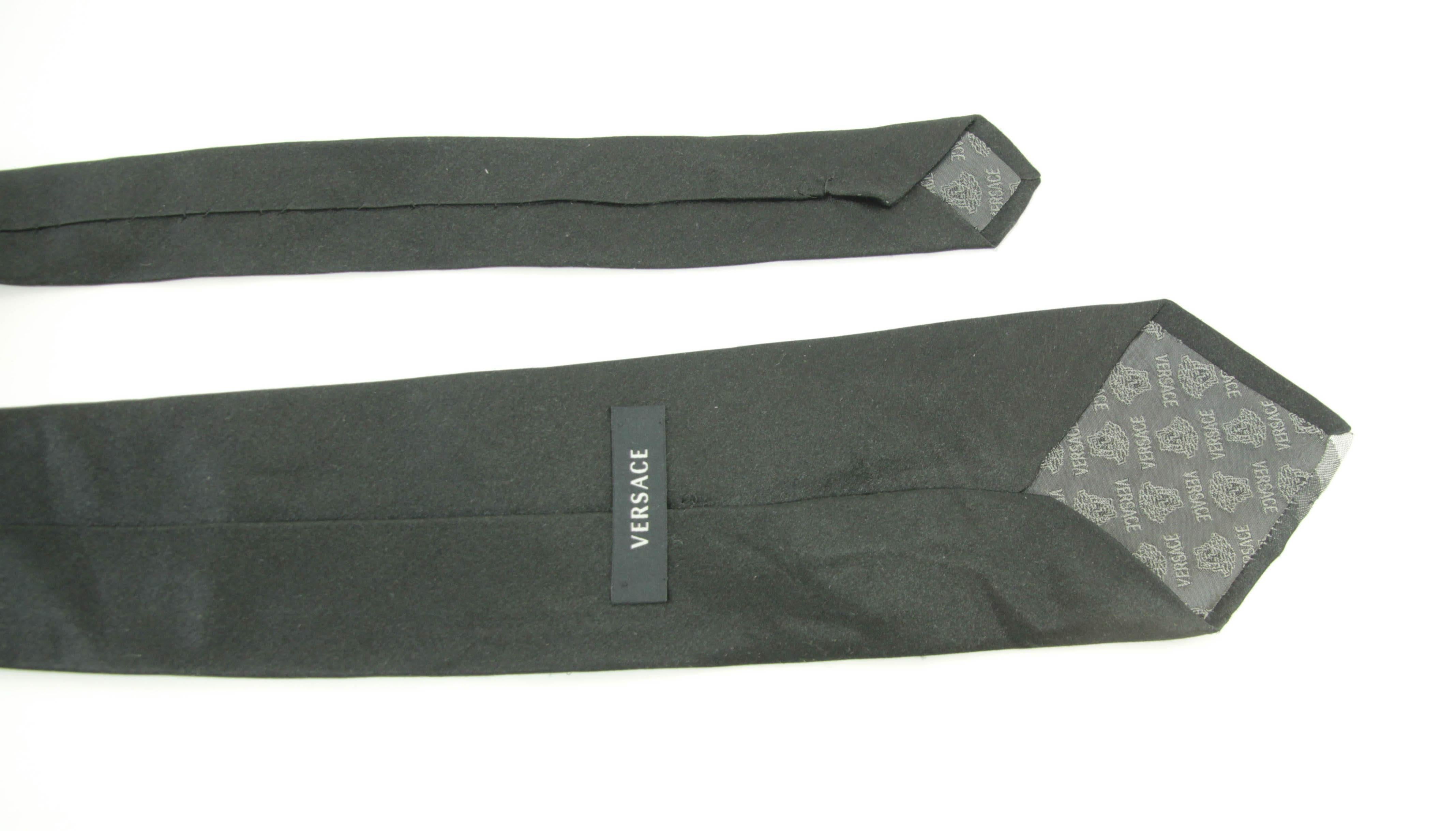 Vintage VERSACE Medusa Seidenkrawatte mit Neckholder in Schwarz und Silber in Schwarz und Silber, Italien 1980 im Angebot 4