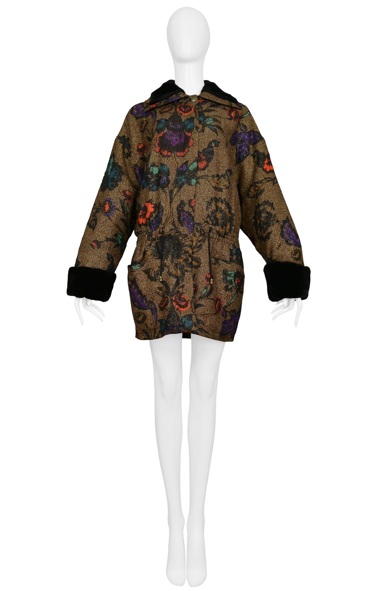 Vintage Gianni Versace gold metallic coat featuring an autumn floral print and black faux fur cuffs and collar.

Excellent Vintage Condition

Size 40