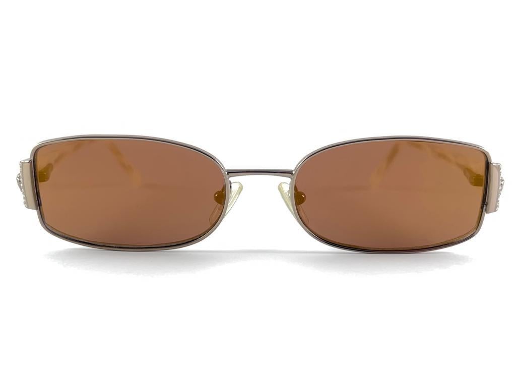 

Vintage Gianni Versace Rectangular Beige Translucent Marbled Frame Sunglasses Holding Pair Of Brown  Objectifs.

Nouveau, jamais porté.

Il peut présenter quelques signes d'usure mineurs dus à plus de 20 ans de stockage.



Fabriqué en