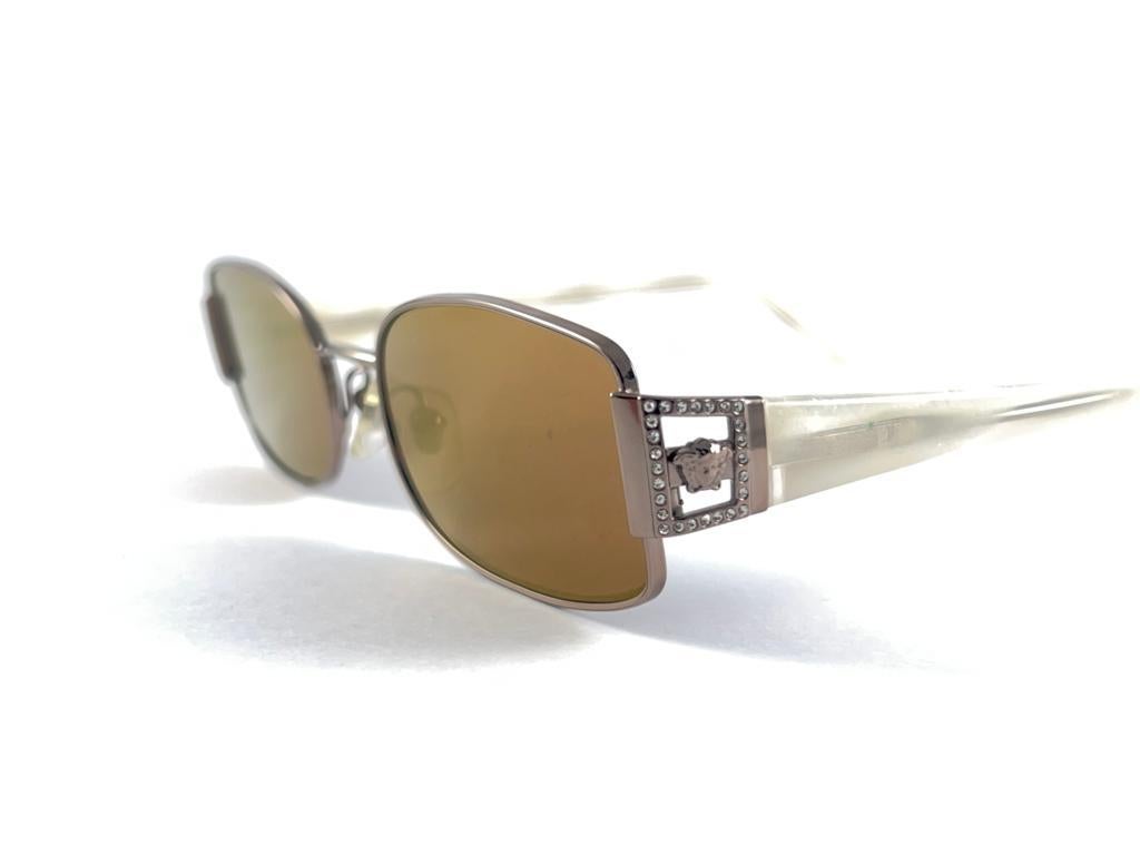 Vintage Versace Mod 1062 Rectangular Beige Sunglasses Y2K Made In Italy In New Condition For Sale In Baleares, Baleares