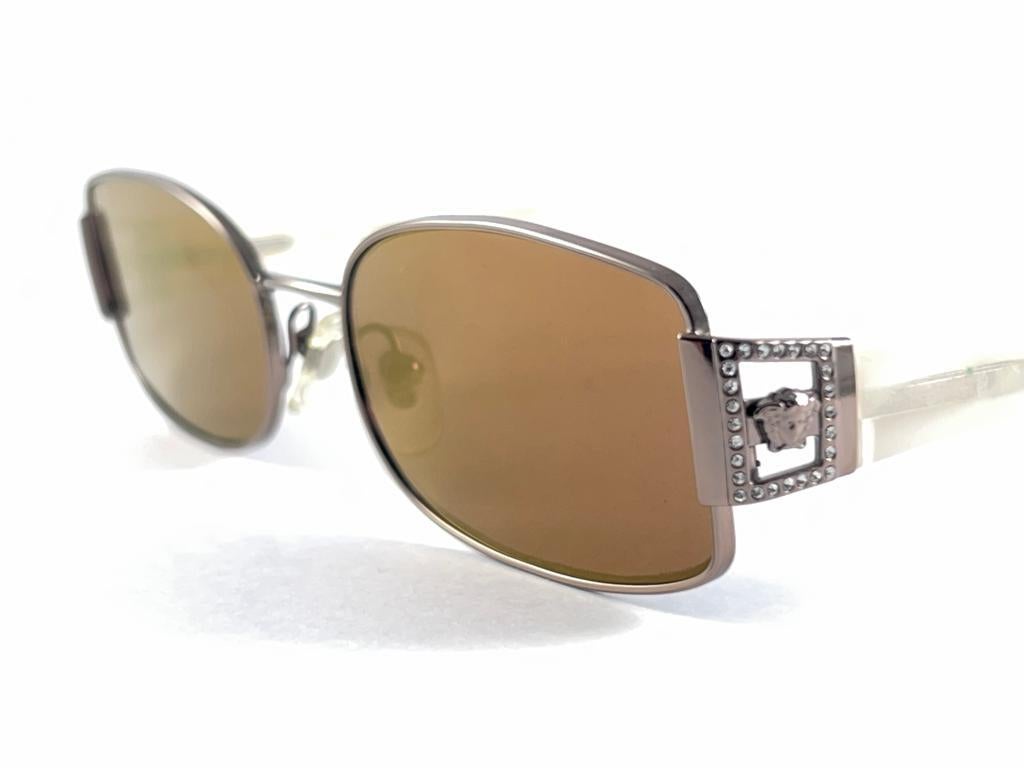 Vintage Versace Mod 1062 Rectangular Beige Sunglasses Y2K Made In Italy For Sale 2