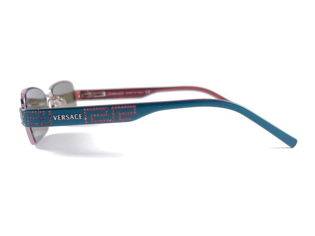 
Vintage Gianni Versace Rechteckig Metallic Türkis Frame Sonnenbrillen Halten Paar Blau Spiegel  Linsen.


Neu, nie getragen.


Es kann so geringfügige Zeichen der Abnutzung aufgrund von mehr als 20 Jahren Lagerung zeigen.



Hergestellt in