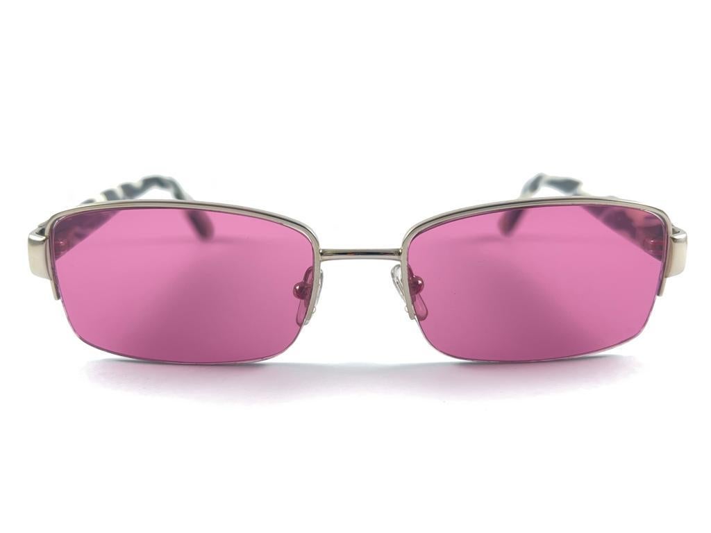 
Vintage Gianni Versace Silver Half Frame Sunglasses Holding Pair Of Candy Pink Lenses.


New, Never Worn.


It May Show So Minor Sign Of Wear Due To More Than 20 Years Of Storage.



Made In Italy.



Front                           13.5 Cms

Lens