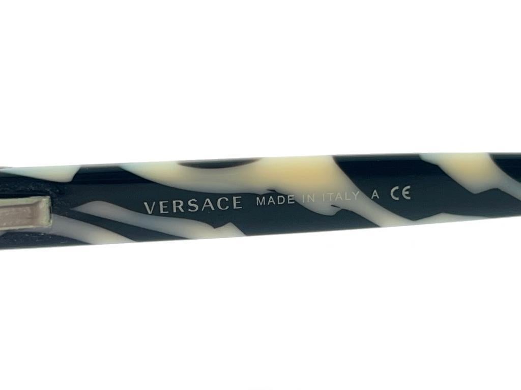 Lunettes de soleil vintage Versace Mod 1185B à demi-cadre gris, fabriquées en Italie, années 2000 en vente 4