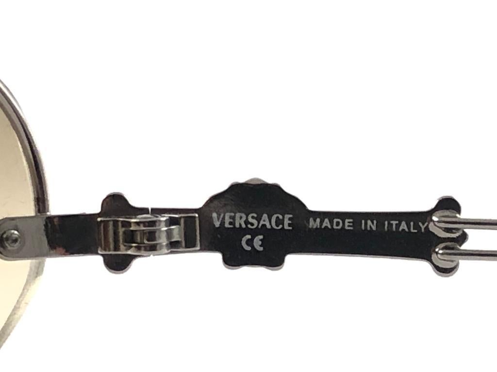 Versace - Lunettes de soleil vintage à demi-cadre grises, fabriquées en Italie, années 1990 en vente 2