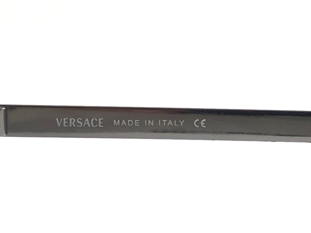 Versace, lunettes de soleil vintage à monture grise métallisée, fabriquées en Italie, Y2K, 2007 en vente 5