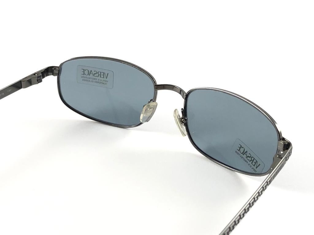 Versace, lunettes de soleil vintage à monture grise métallisée, fabriquées en Italie, Y2K, 2007 en vente 6