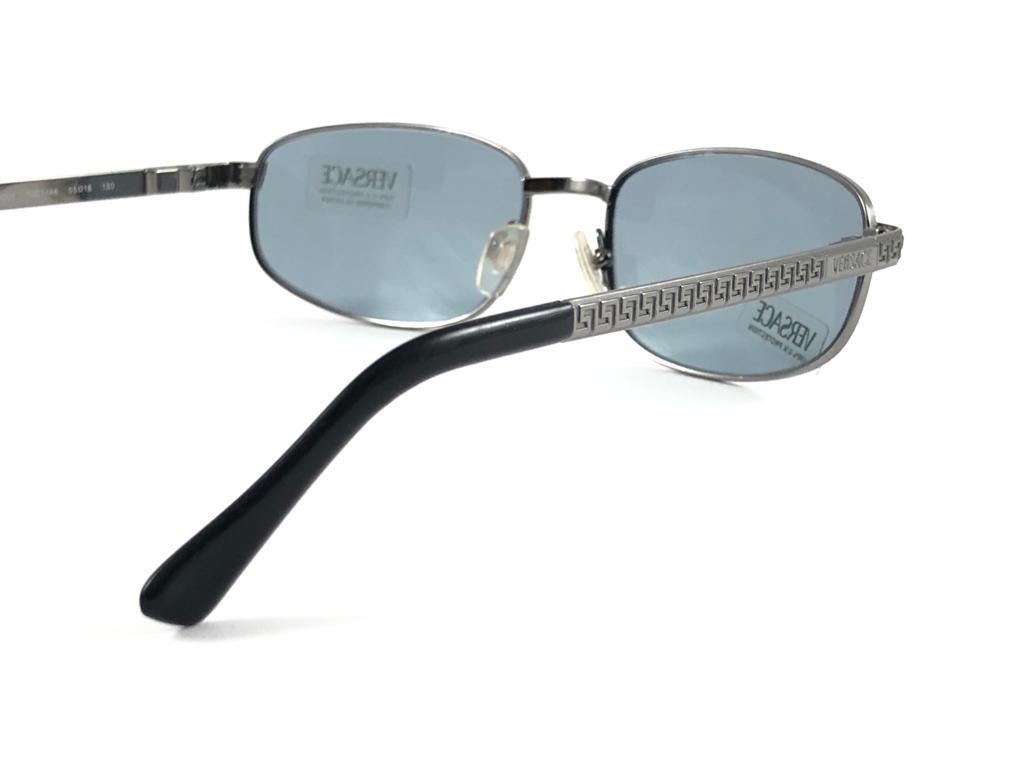 Vintage Versace Mod 2007 Metallic Grey Frame Sunglasses 90's Made in Italy Y2K For Sale 7
