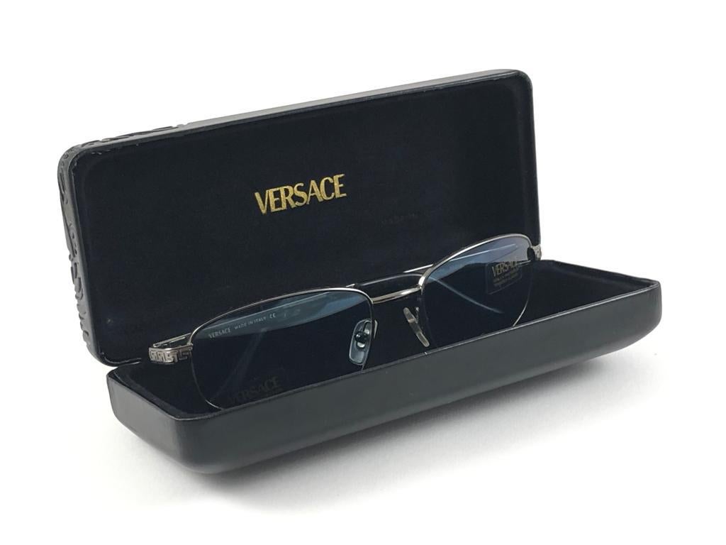 Vintage Versace Mod 2007 Metallic Grey Frame Sunglasses 90's Made in Italy Y2K For Sale 9