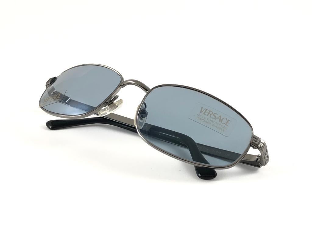 Versace, lunettes de soleil vintage à monture grise métallisée, fabriquées en Italie, Y2K, 2007 en vente 10
