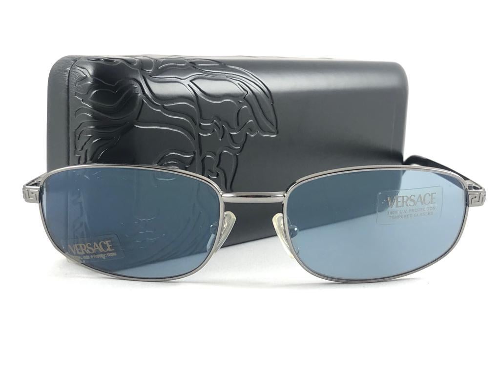 Vintage Versace Mod 2007 Metallic Grey Frame Sunglasses 90's Made in Italy Y2K For Sale 11