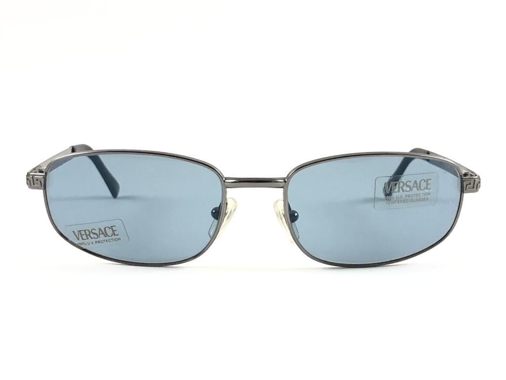 Vintage Gianni Versace Metallic Grey frame with Medium Blue lenses.
New, Never worn.
It May Show So Minor Sign Of Wear Due To more Than 20 Years Of Storage.
Made in italy.


Front.                              14 cms
Lens Hight                   