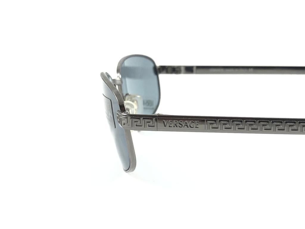 Versace, lunettes de soleil vintage à monture grise métallisée, fabriquées en Italie, Y2K, 2007 Excellent état - En vente à Baleares, Baleares