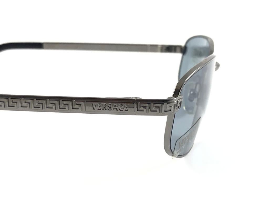 Women's or Men's Vintage Versace Mod 2007 Metallic Grey Frame Sunglasses 90's Made in Italy Y2K For Sale