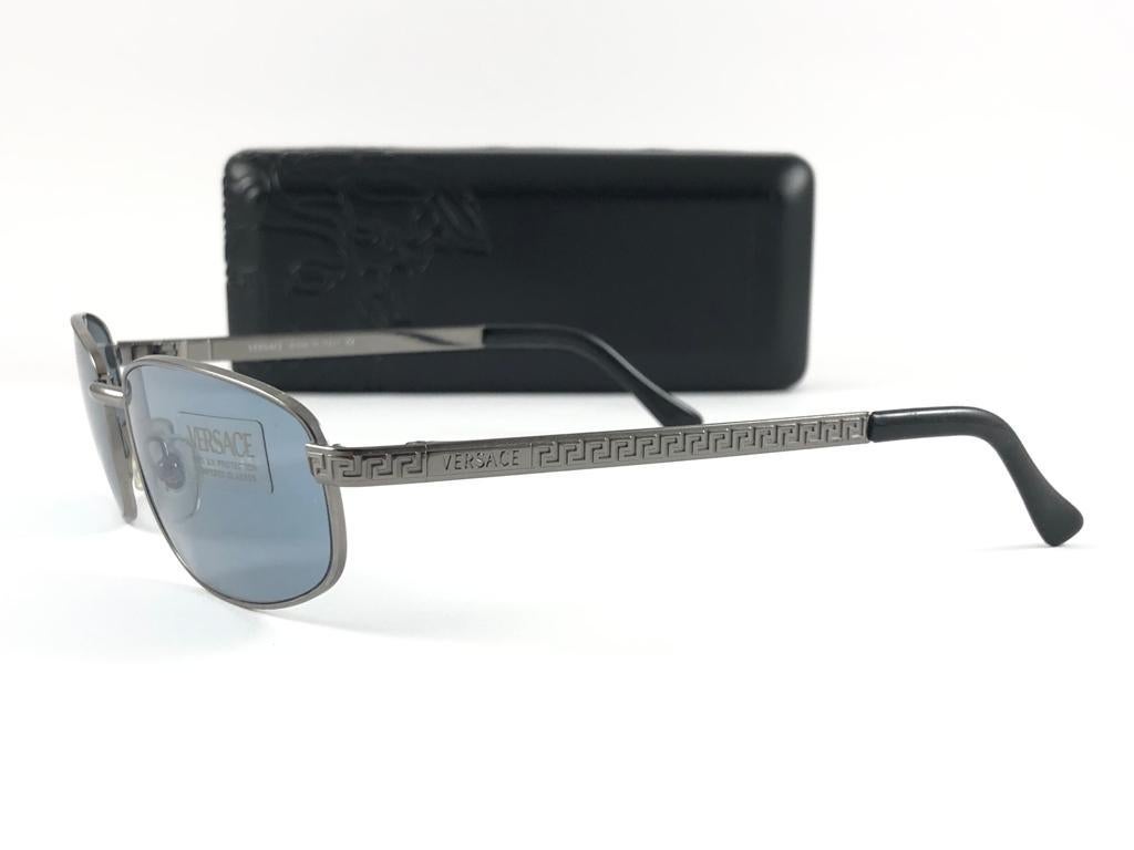 Versace, lunettes de soleil vintage à monture grise métallisée, fabriquées en Italie, Y2K, 2007 en vente 1