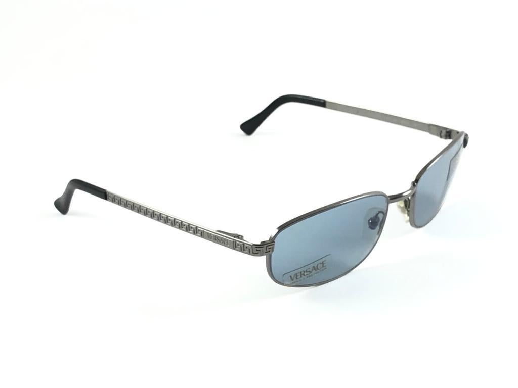 Vintage Versace Mod 2007 Metallic Grey Frame Sunglasses 90's Made in Italy Y2K For Sale 2