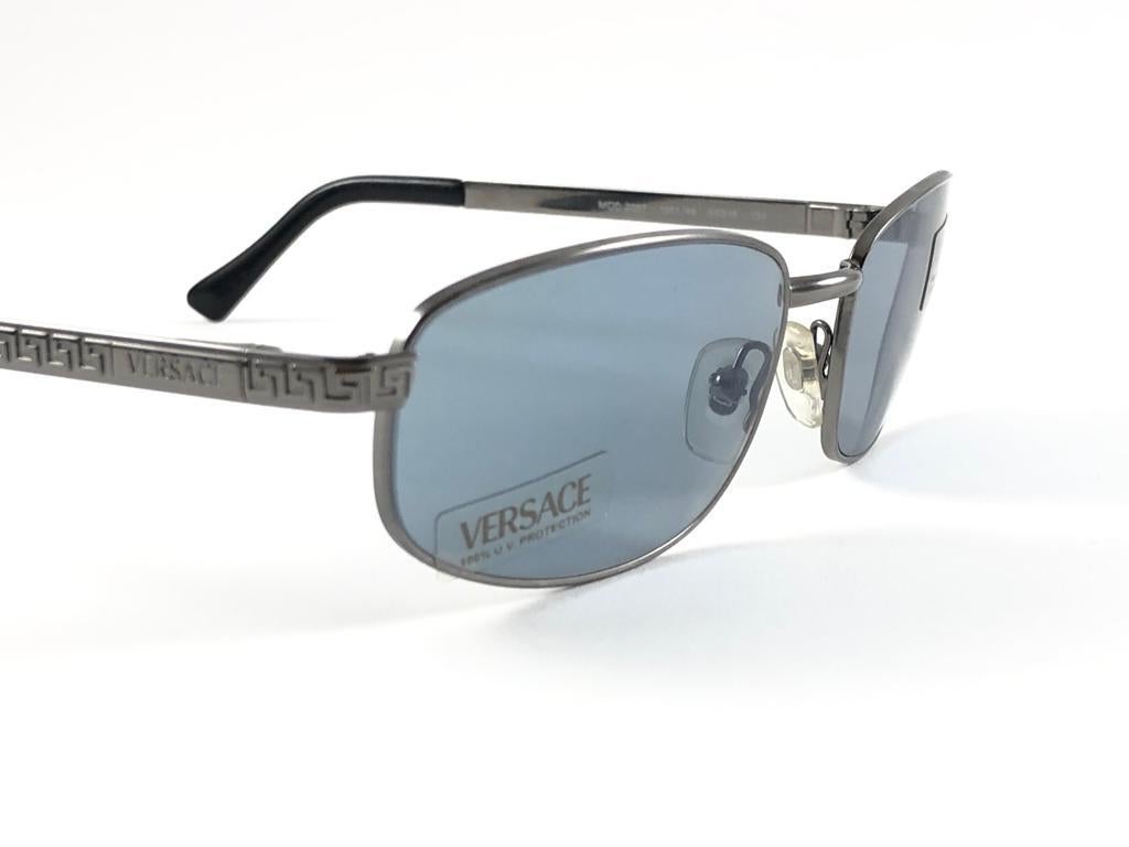 Vintage Versace Mod 2007 Metallic Grey Frame Sunglasses 90's Made in Italy Y2K For Sale 3