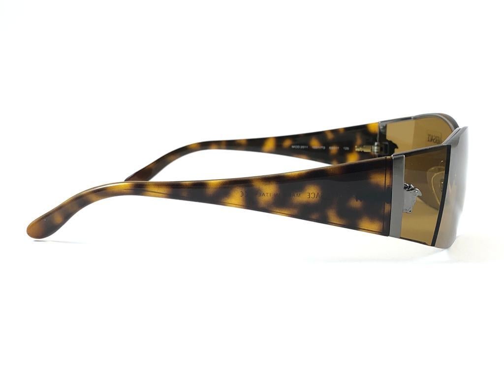 Versace - Lunettes de soleil vintage à demi-cadre en écaille, fabriquées en Italie, Y2K, années 1990, Mod en vente 2