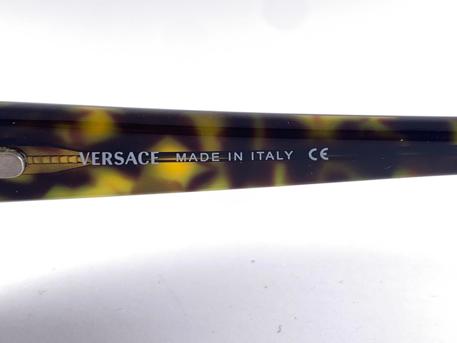 Vintage Versace Mod 4007 Sleek Tortoise Frame Sunglasses 1990's Made in Italy In New Condition For Sale In Baleares, Baleares